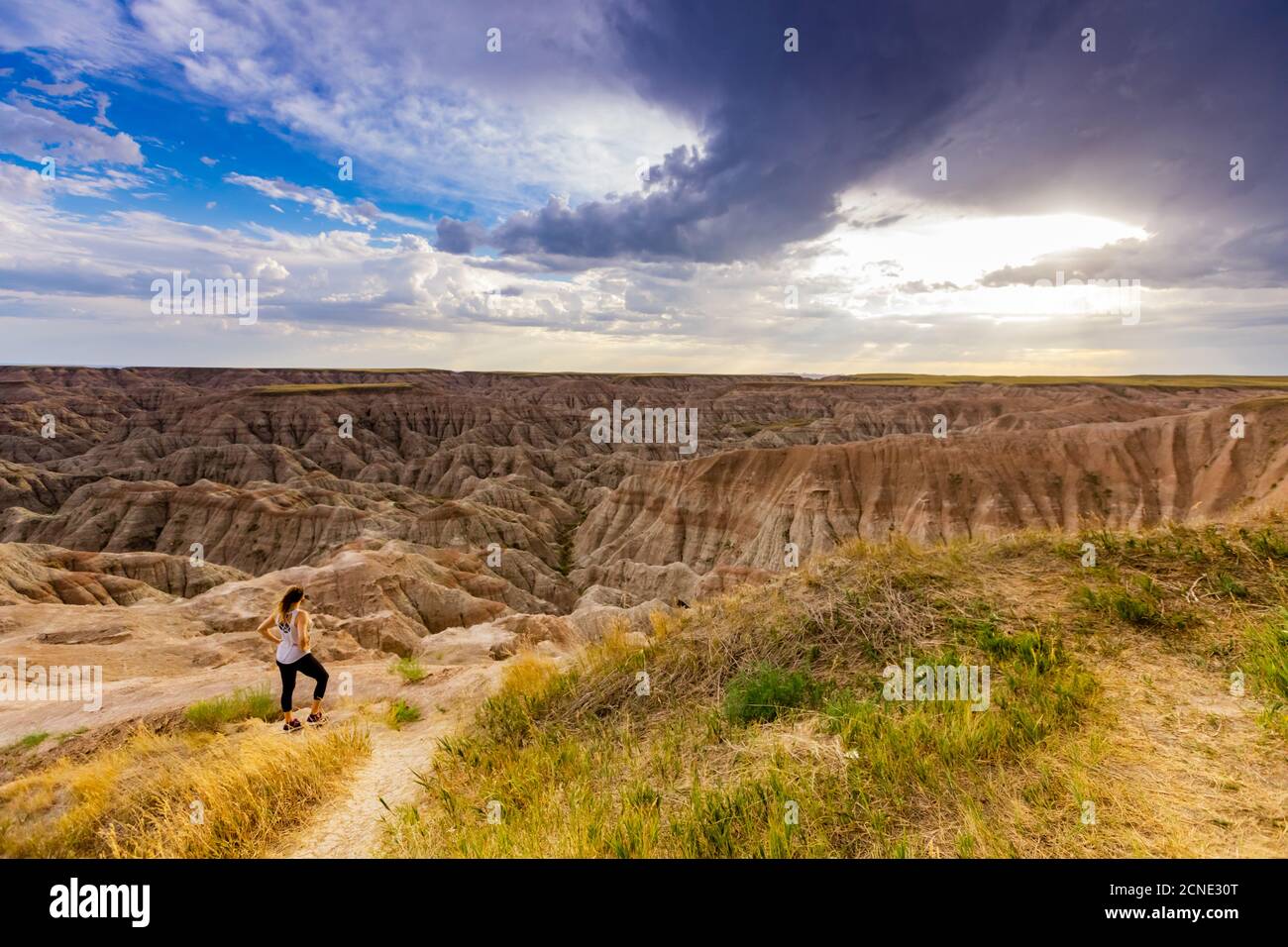 Frau, die ihren Weg durch die malerischen Badlands, South Dakota, USA, wandert Stockfoto