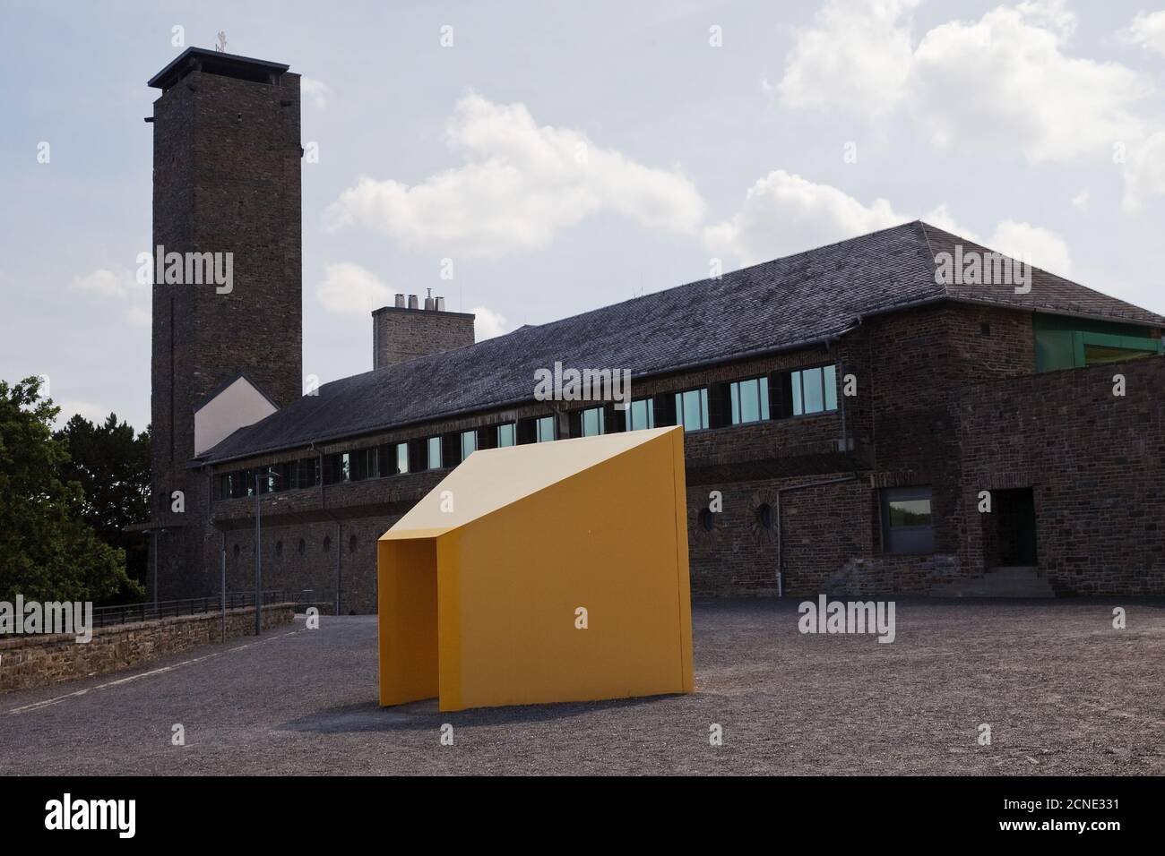 Ehemalige NS-Ordensburg Vogelsang mit gelber Skulptur, heute Vogelsang ip, Schleiden, Deutschland, Europa Stockfoto