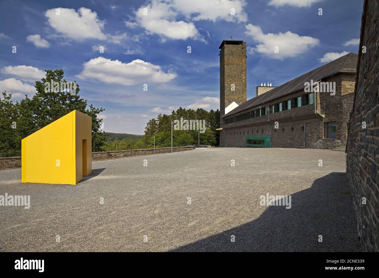Ehemalige NS-Ordensburg Vogelsang mit gelber Skulptur, heute Vogelsang ip, Schleiden, Deutschland, Europa Stockfoto