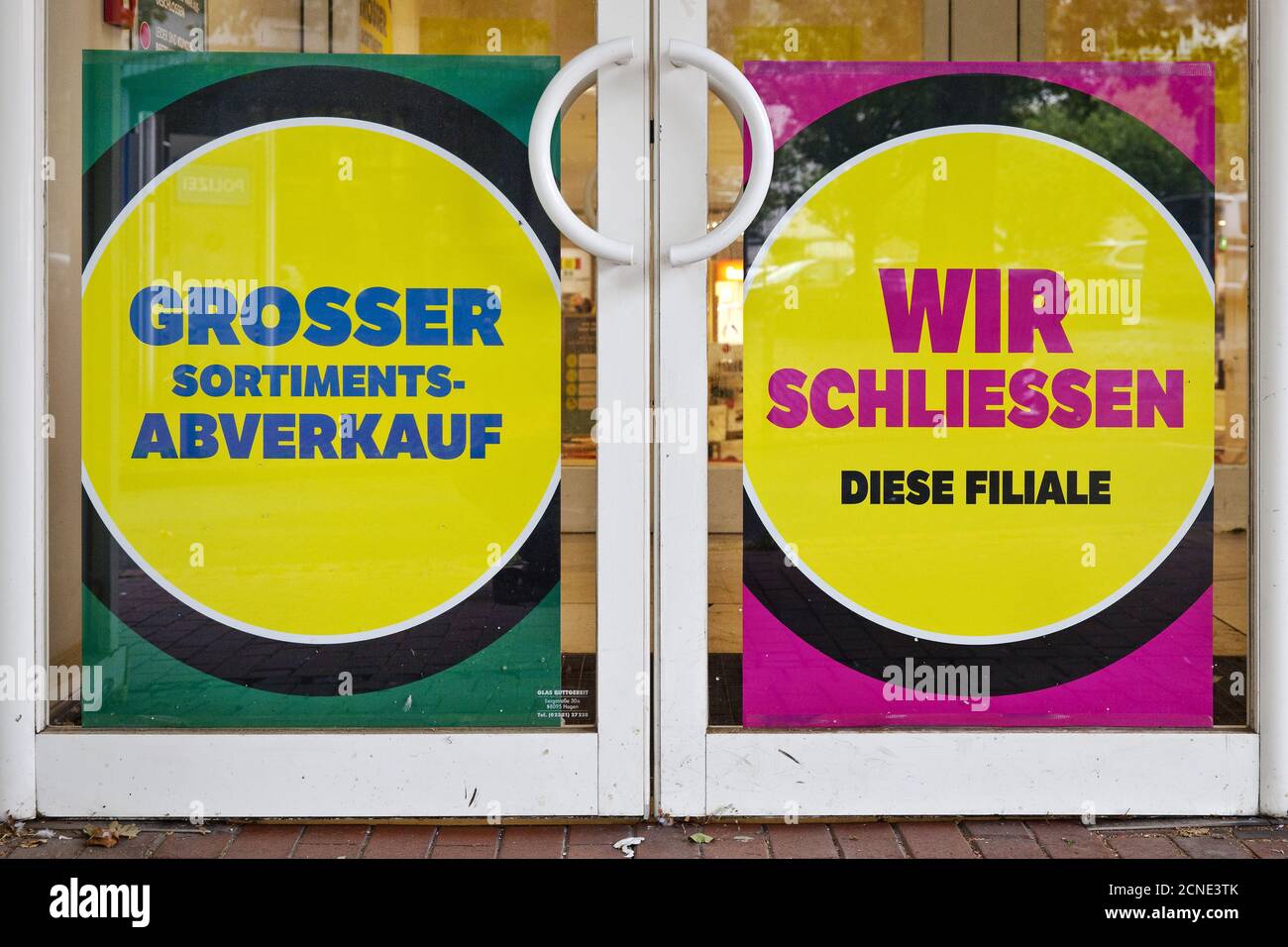 Eingang zu einem Geschäft, Plakate Big Sortiment Verkauf und wir schließen diese Niederlassung, Witten, Deutschland Stockfoto