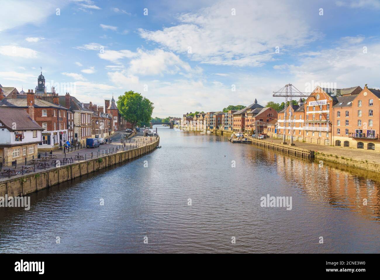 Der Fluss Ouse fließt durch die historische Stadt York, North Yorkshire, England, Großbritannien, Europa Stockfoto