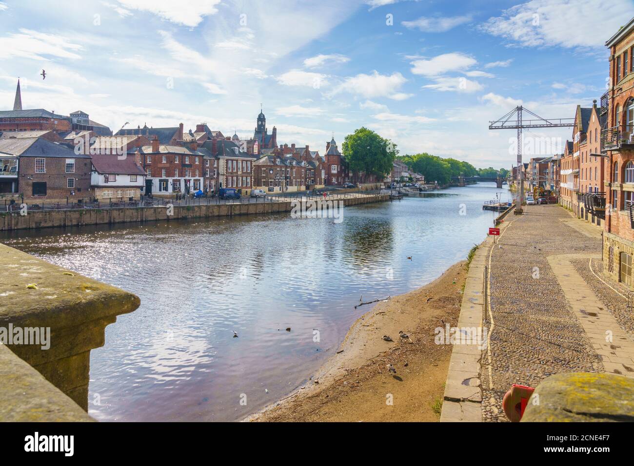 Der Fluss Ouse fließt durch die historische Stadt York, North Yorkshire, England, Großbritannien, Europa Stockfoto