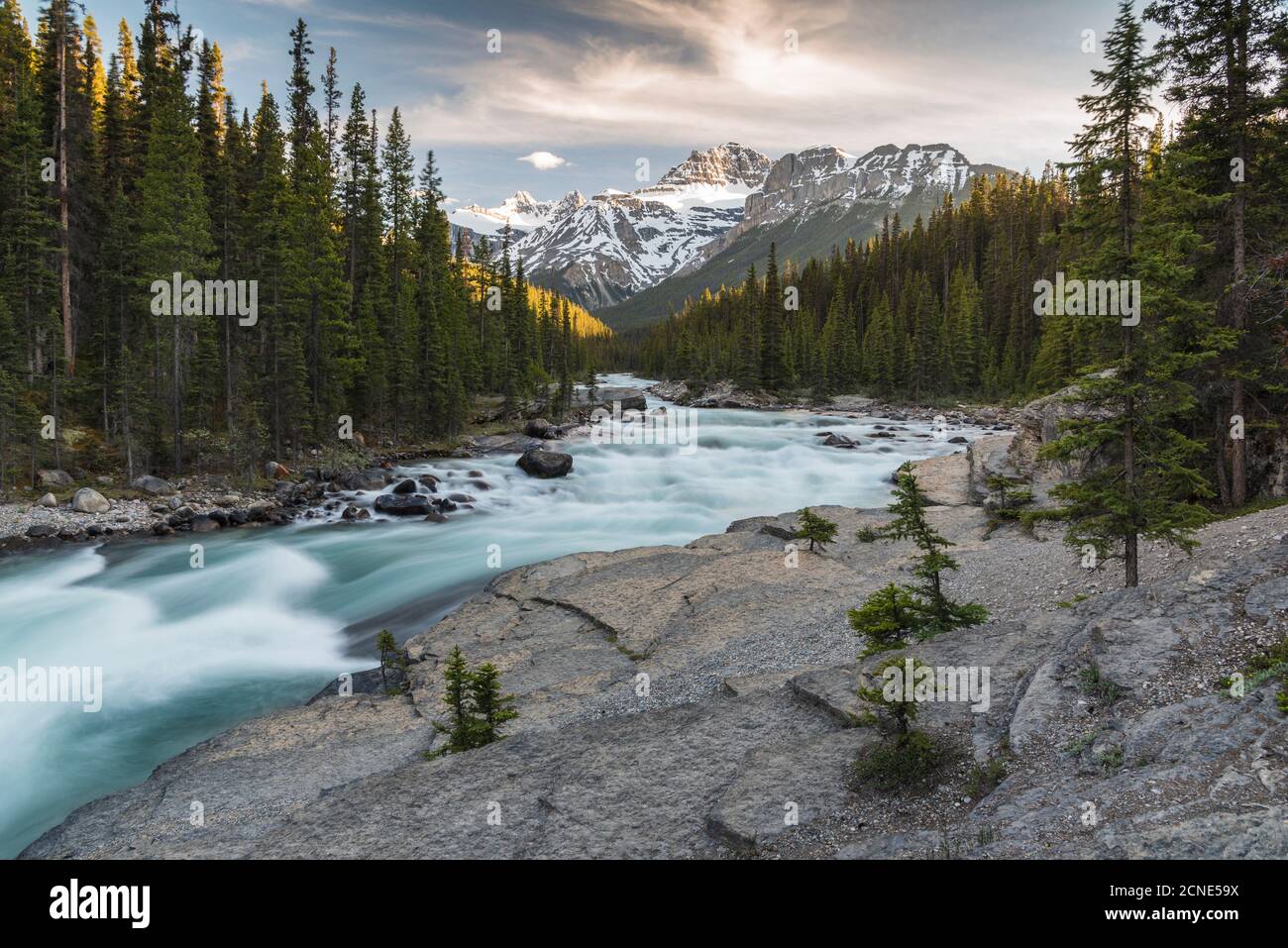 Mistaya Canyon Wasserfälle bei Sonnenuntergang mit Abendlicht und Mount Sarbach, Banff National Park, Alberta, Canadian Rockies, Kanada Stockfoto