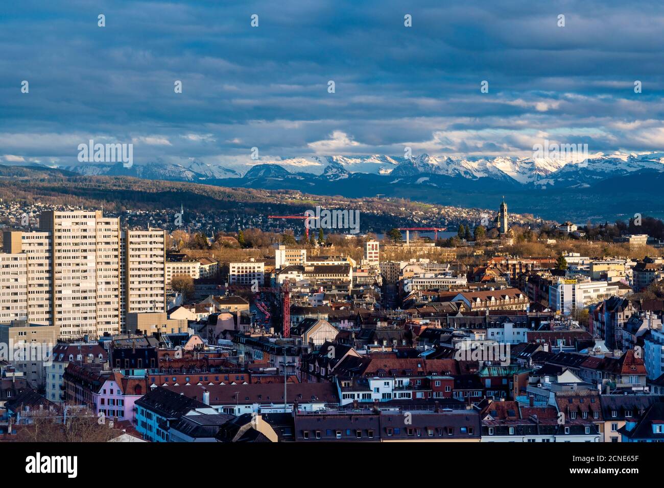 Blick auf Zürich von oben mit Bergen im Hintergrund, Zürich, Schweiz, Europa Stockfoto