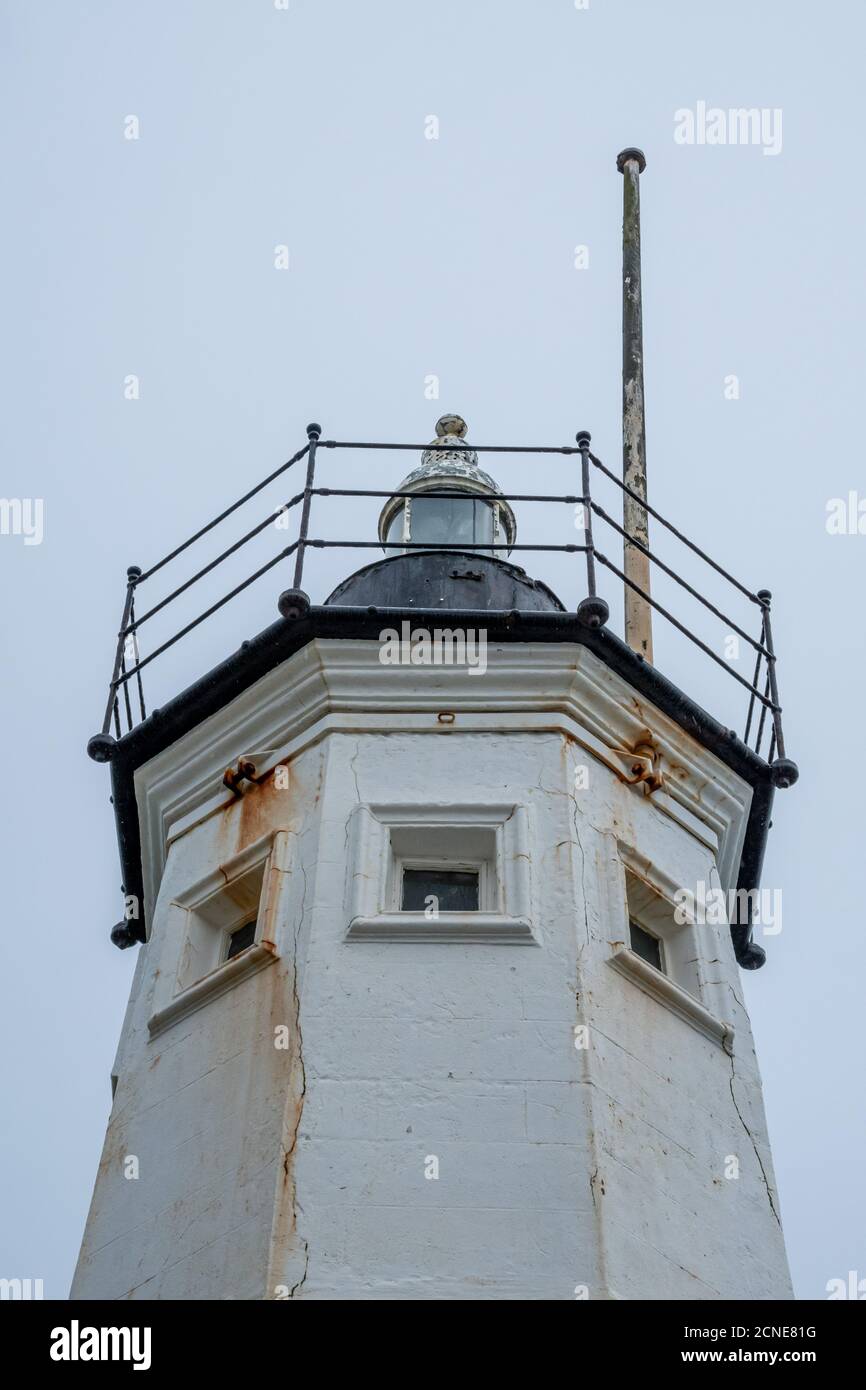 Eine flache Porträtansicht eines weißen Leuchtturms bei Anstruther an der Ostküste Schottlands Stockfoto