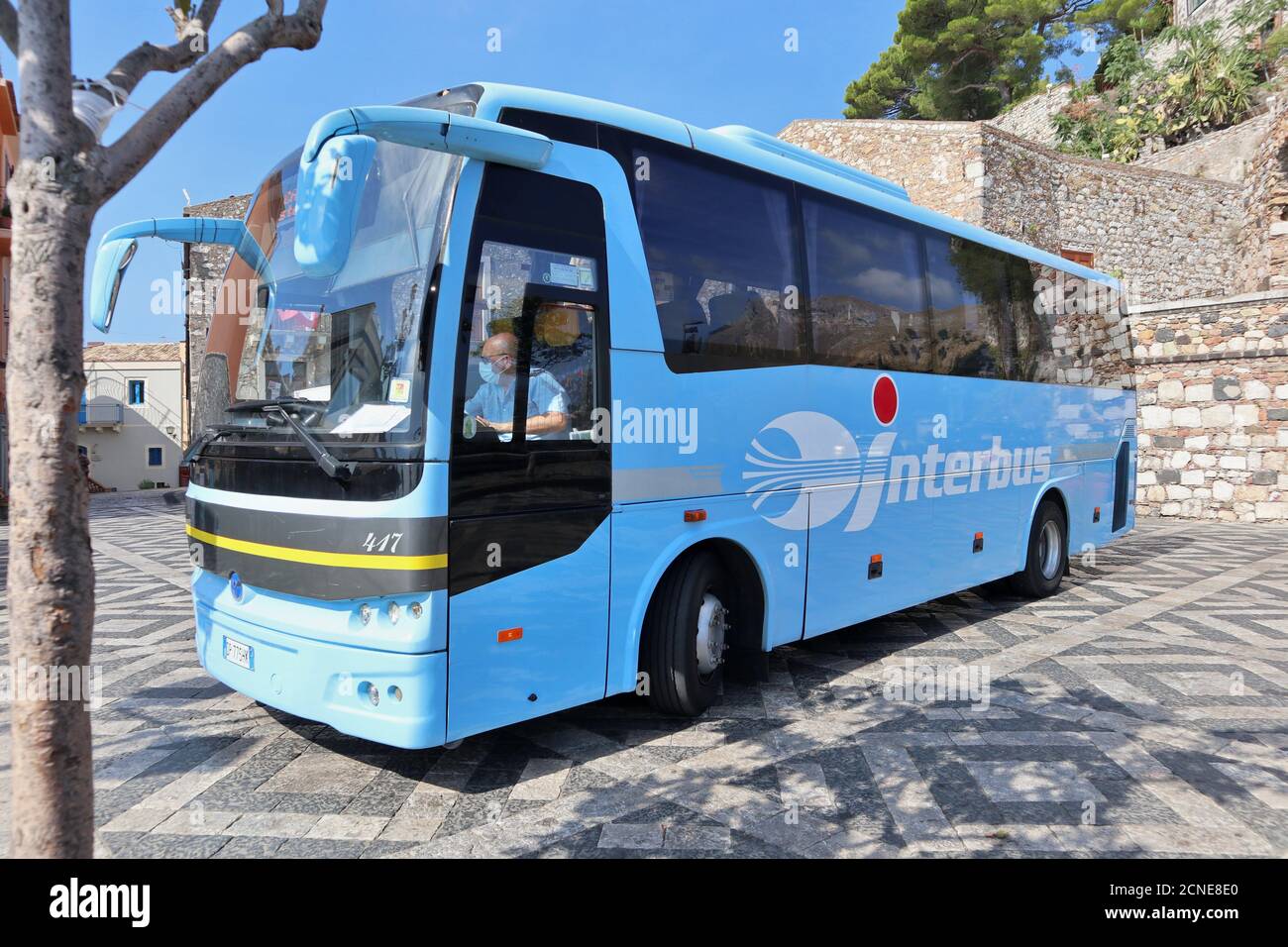 Castelmola - Autobus urbano auf der Piazza Sant'Antonio Stockfoto