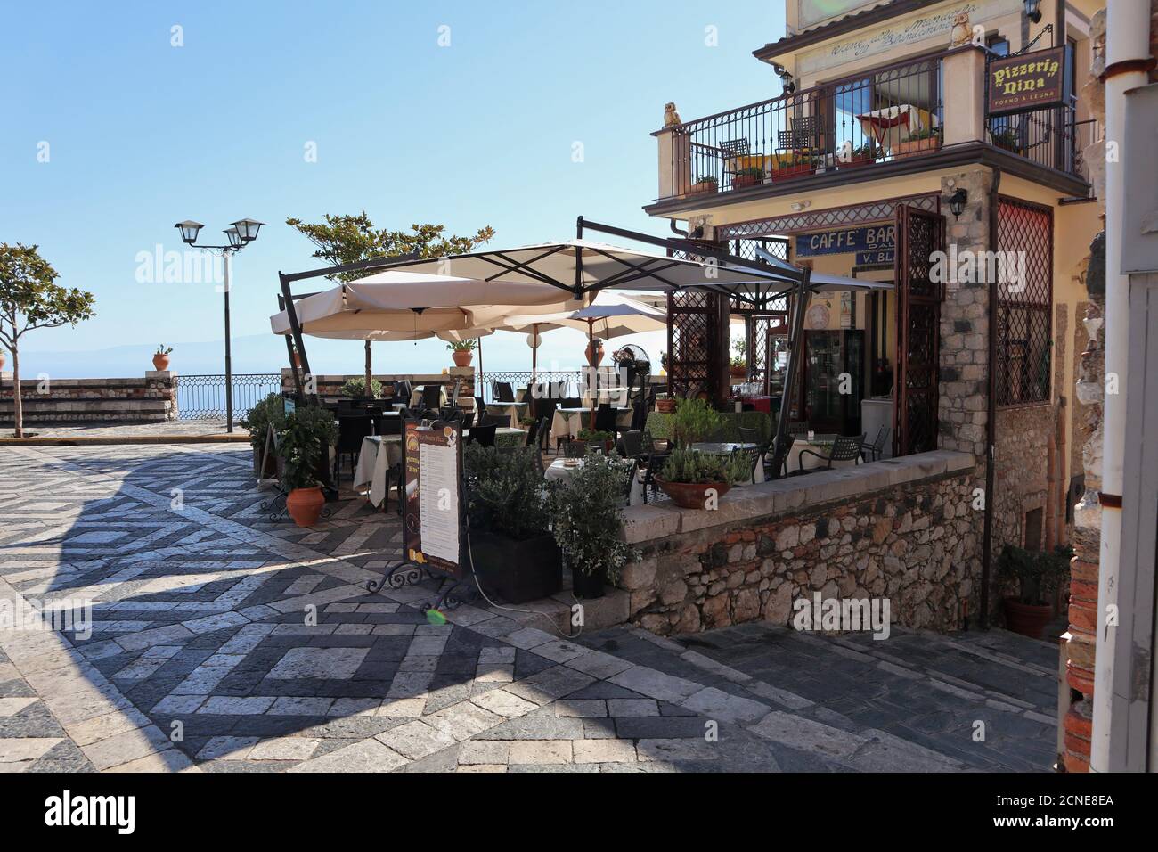 Castelmola: Bar auf der Piazza Sant'Antonio Stockfoto