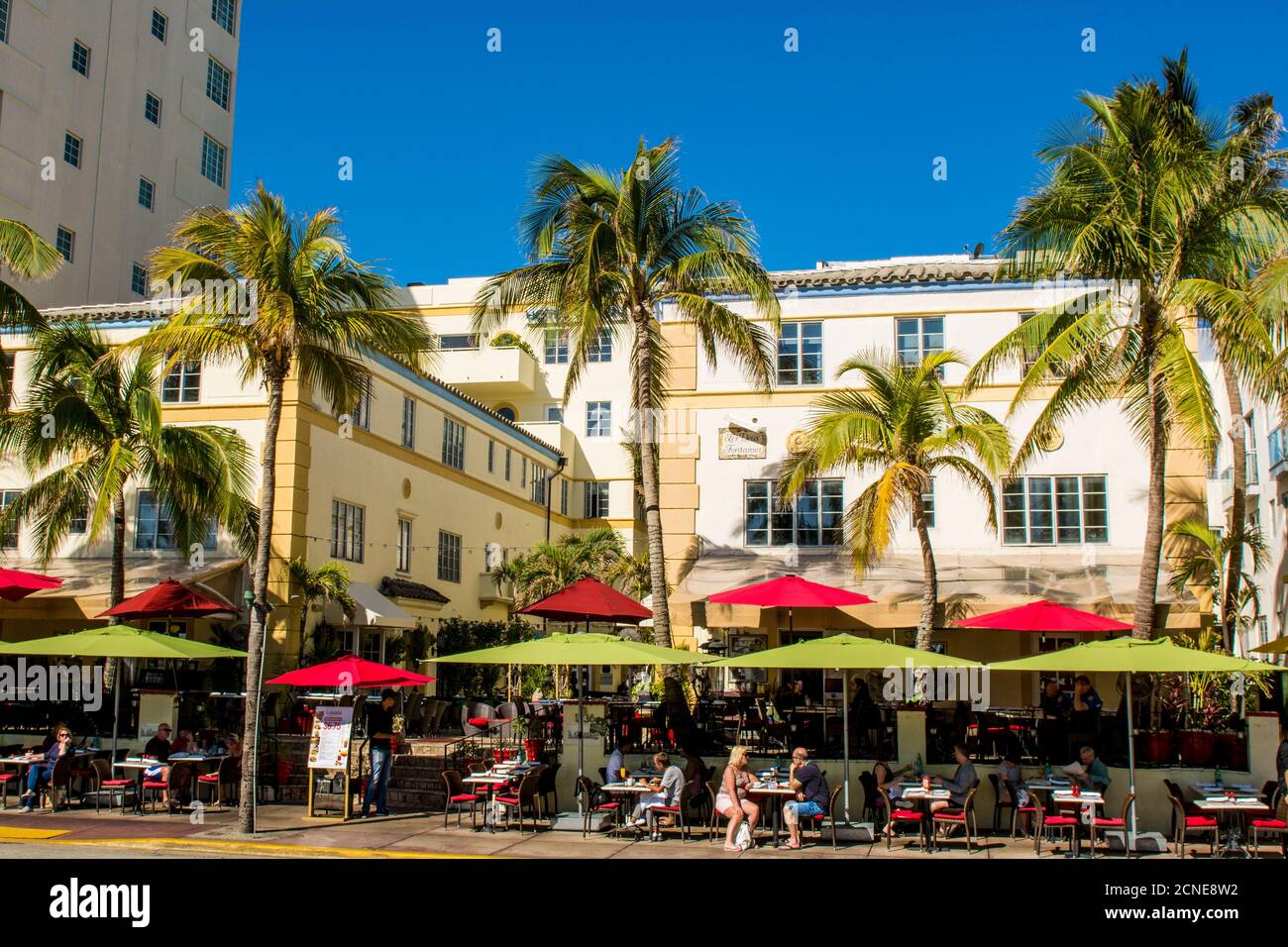 Straßenszenen entlang Ocean Drive, South Beach Bezirk, Miami, Florida, Vereinigte Staaten von Amerika Stockfoto