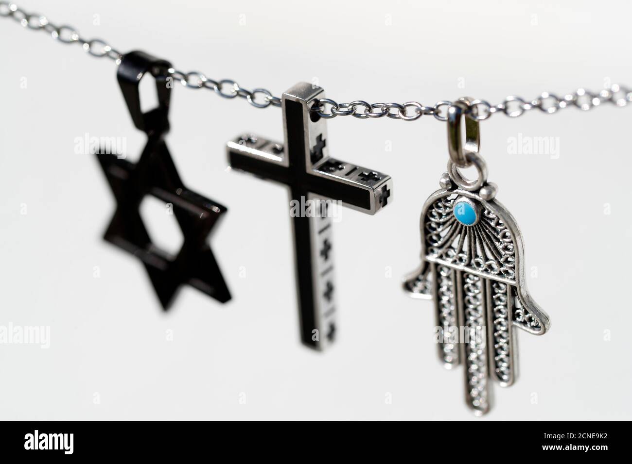Religiöse Symbole des Christentums, Islam und Judentum, die drei monotheistischen Religionen, interreligiöser Dialog, Frankreich, Europa Stockfoto