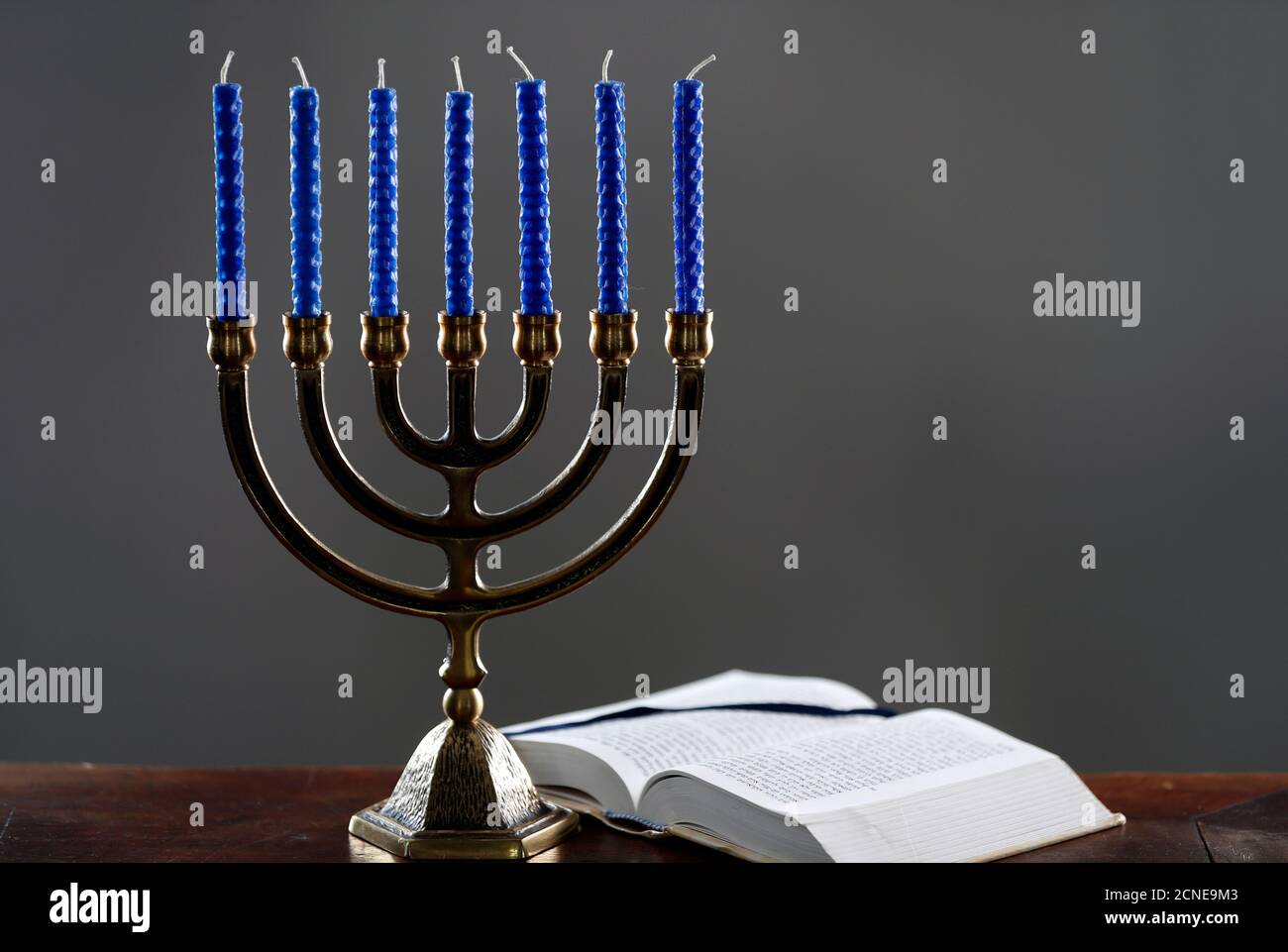 Offene Tora und die Menora (hebräischer Leuchter mit sieben Lampen), Symbol des Judentums seit der Antike, Frankreich, Europa Stockfoto