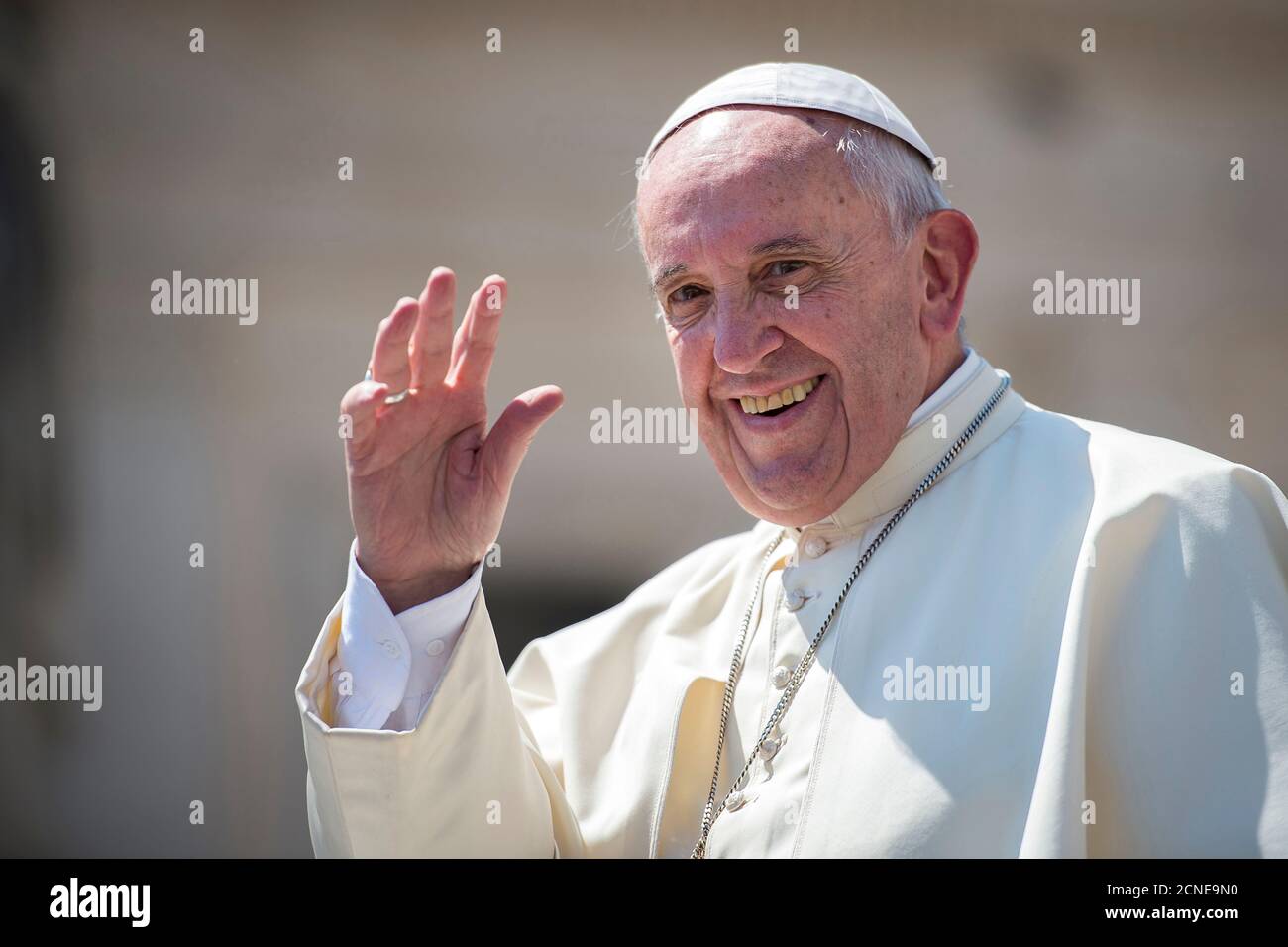 Papst Franziskus winkt auf dem Petersplatz im Vatikan, Rom, Latium, Italien, Europa Stockfoto