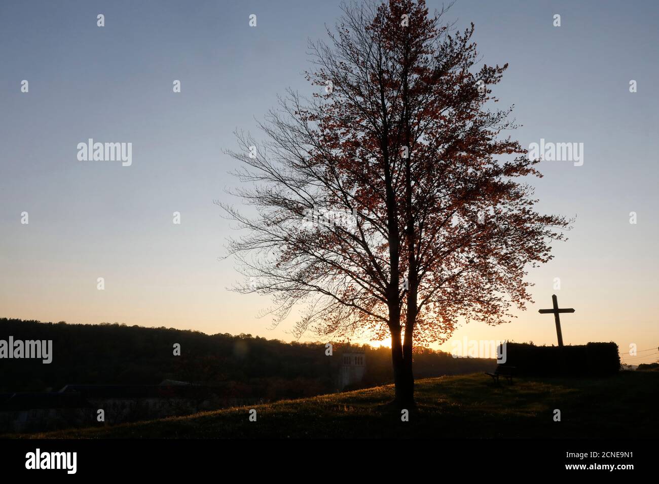 Baum und Kreuz in der Abenddämmerung bei Le Bec Hellouin, Eure, Normandie, Frankreich, Europa Stockfoto