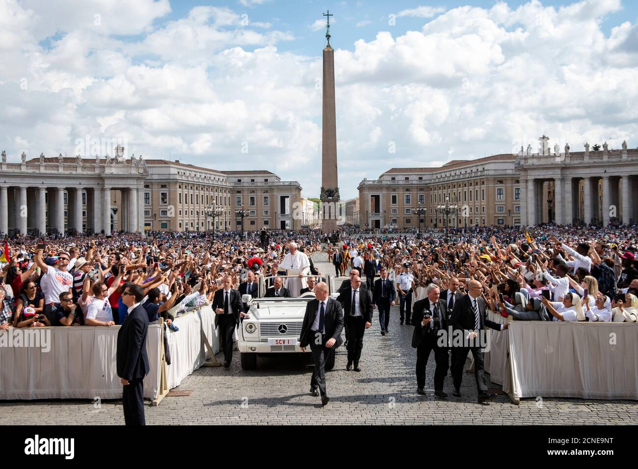 Papst Franziskus segnet die Gläubigen am Ende seiner heiligen Messe anlässlich des Welttages der Migranten und Flüchtlinge, Vatikan, Rom, Latium, Italien Stockfoto