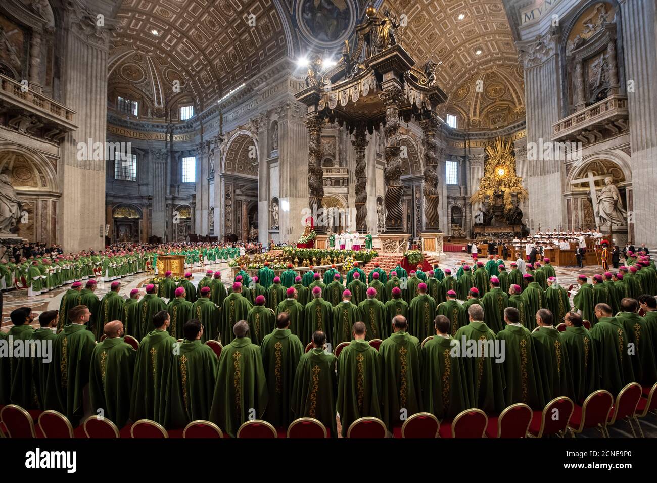Papst Franziskus feiert die Schlussmesse der Amazonassynode in der Petersbasilika, im Vatikan, in Rom, im Latium, in Italien und in Europa Stockfoto