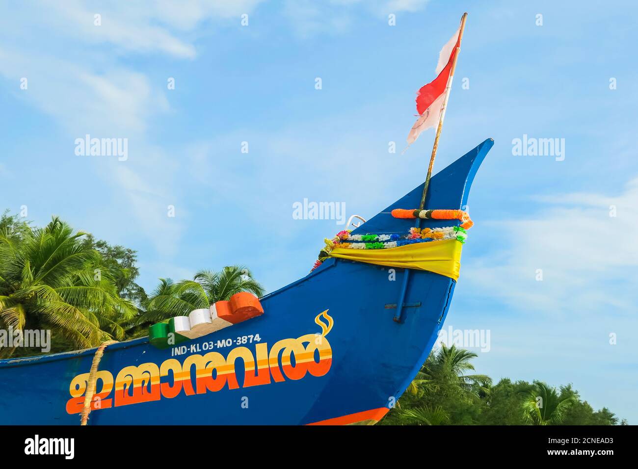 Farbenprächtiges Fischerboot mit indischem Flaggen-Motiv am Marari Beach, Mararikulam, Alappuzha (Alleppey), Kerala, Indien, Asien Stockfoto