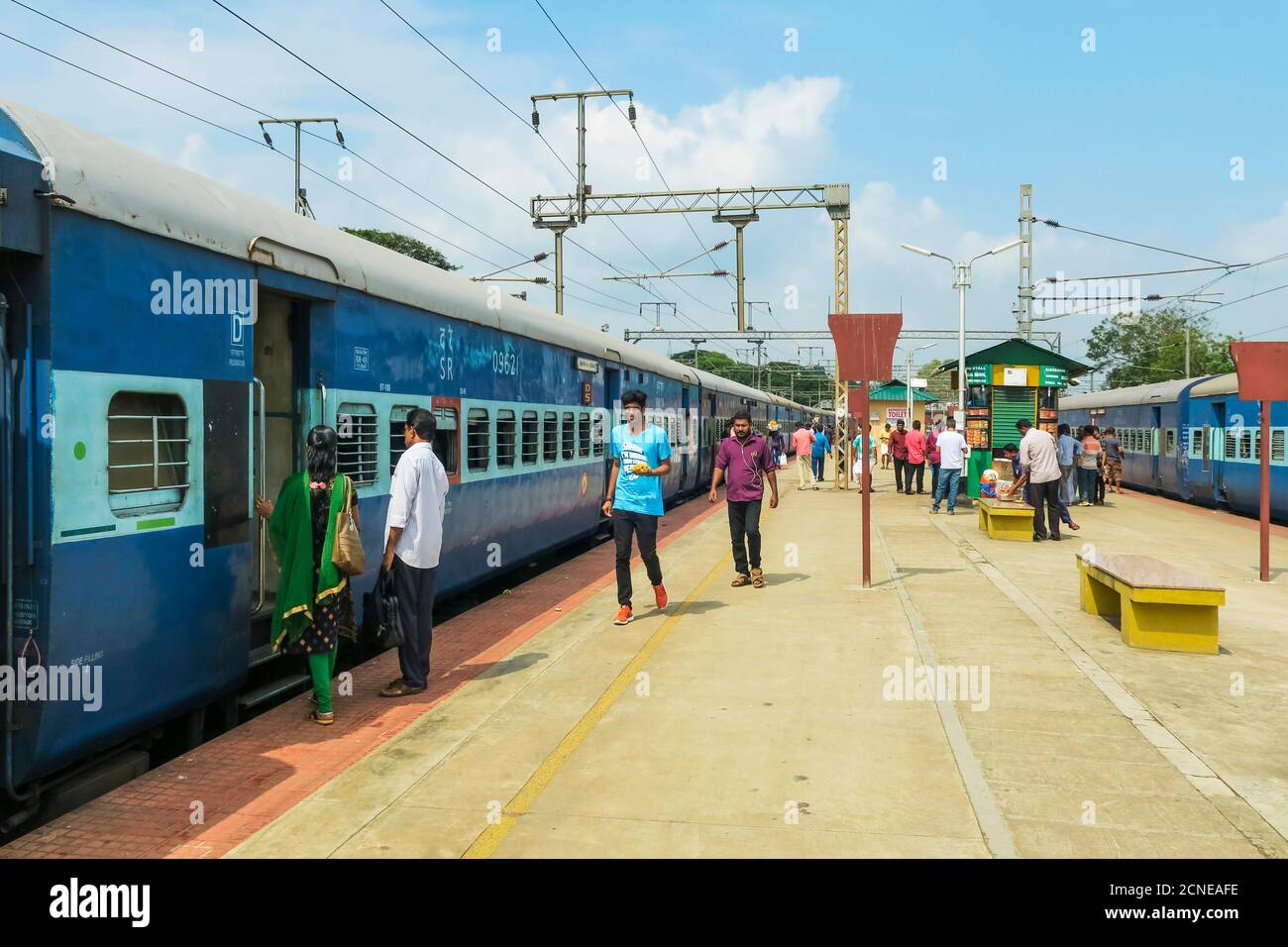 Eisenbahnzug am Shoranur Junction Station, verbindet Norden nach Goa, Süden nach Kochi, und Osten nach Bangalore, Shoranur, Palakkad, Kerala, Indien, Asien Stockfoto