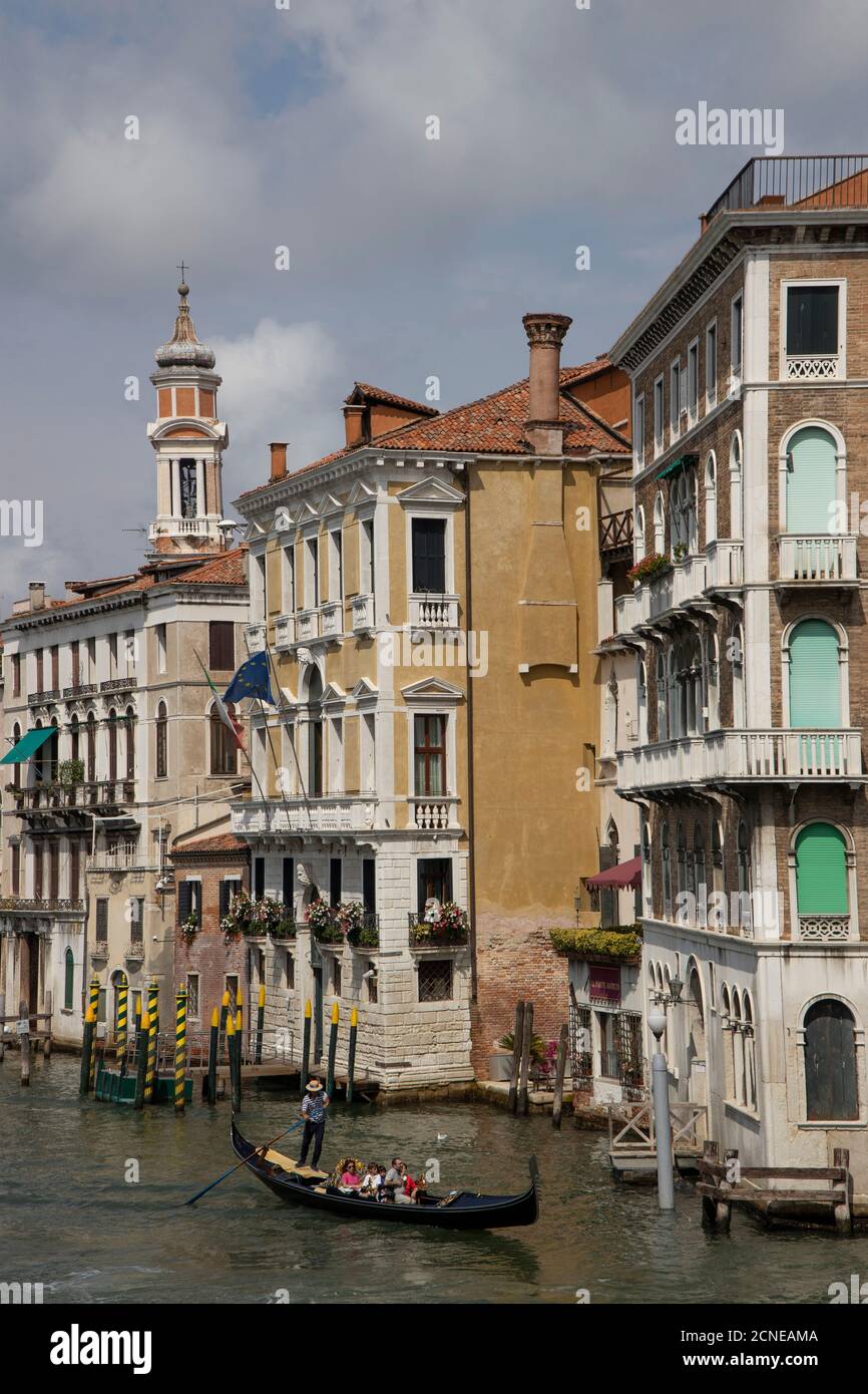 Gondoliere mit Touristen in Gondel auf Kanal in Venedig, Italien, Europa. Stockfoto
