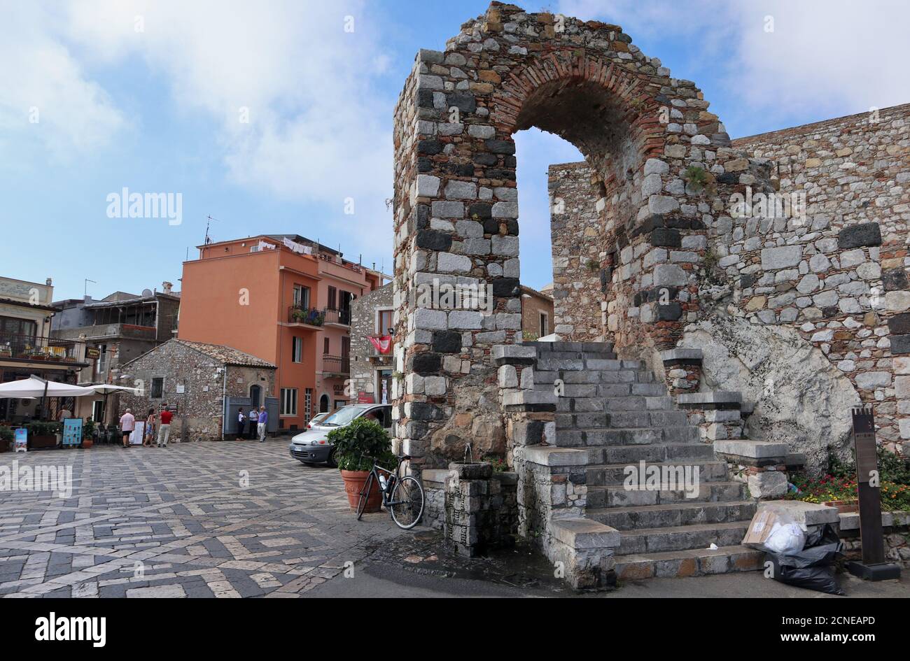 Castelmola - Porta del borgo auf der Piazza Sant'Antonio Stockfoto