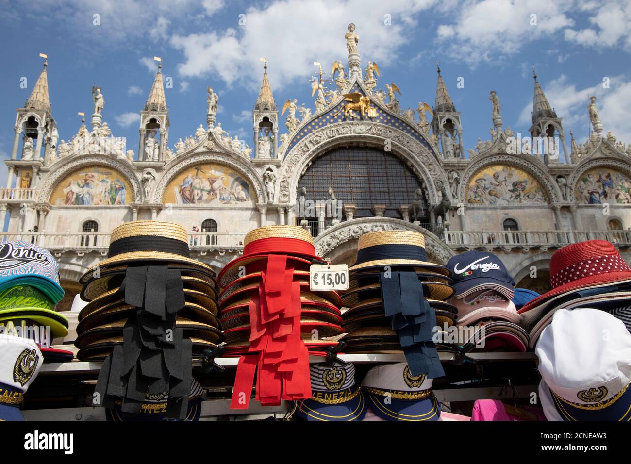 Gondolierhüte zum Verkauf auf dem Markusplatz in Venedig, Venetien, Italien, Europa. Stockfoto