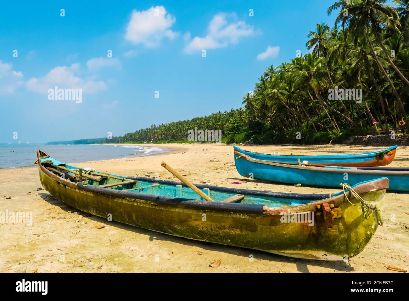 Fischerboote in schönen unberührten, Kizhunna Strand, südlich von Kannur an der Keralan Nordküste, Kizhunna, Kannur, Kerala, Indien, Asien Stockfoto