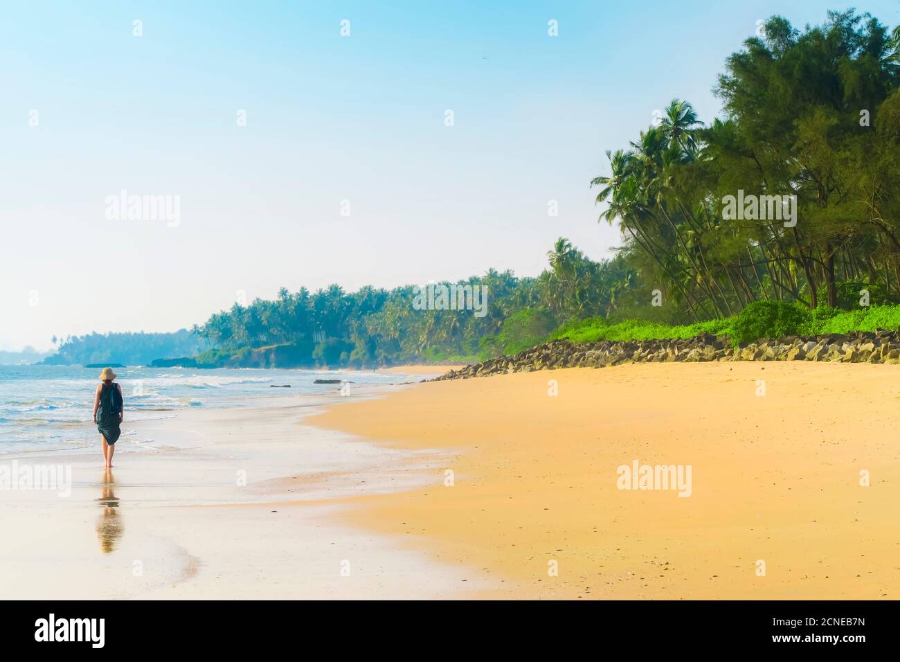 Alleinreisende auf schönen palmengesäumten Kizhunna Strand, südlich von Kannur an Keralas Nordküste, Kizhunna, Kannur, Kerala, Indien, Asien Stockfoto