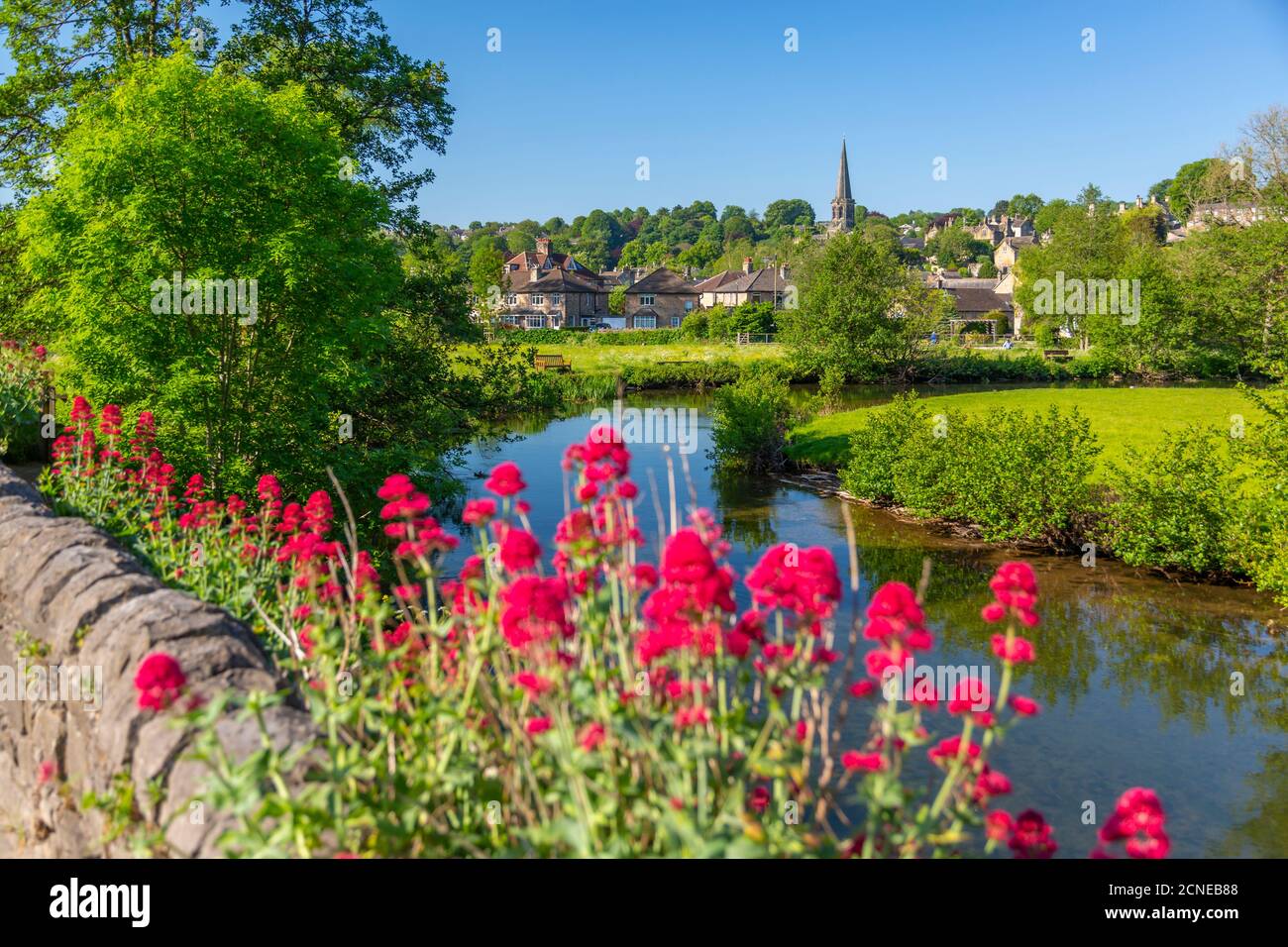 Blick auf River Wye und Bakewell Church, Bakewell, Derbyshire Dales, Derbyshire, England, Großbritannien, Europa Stockfoto