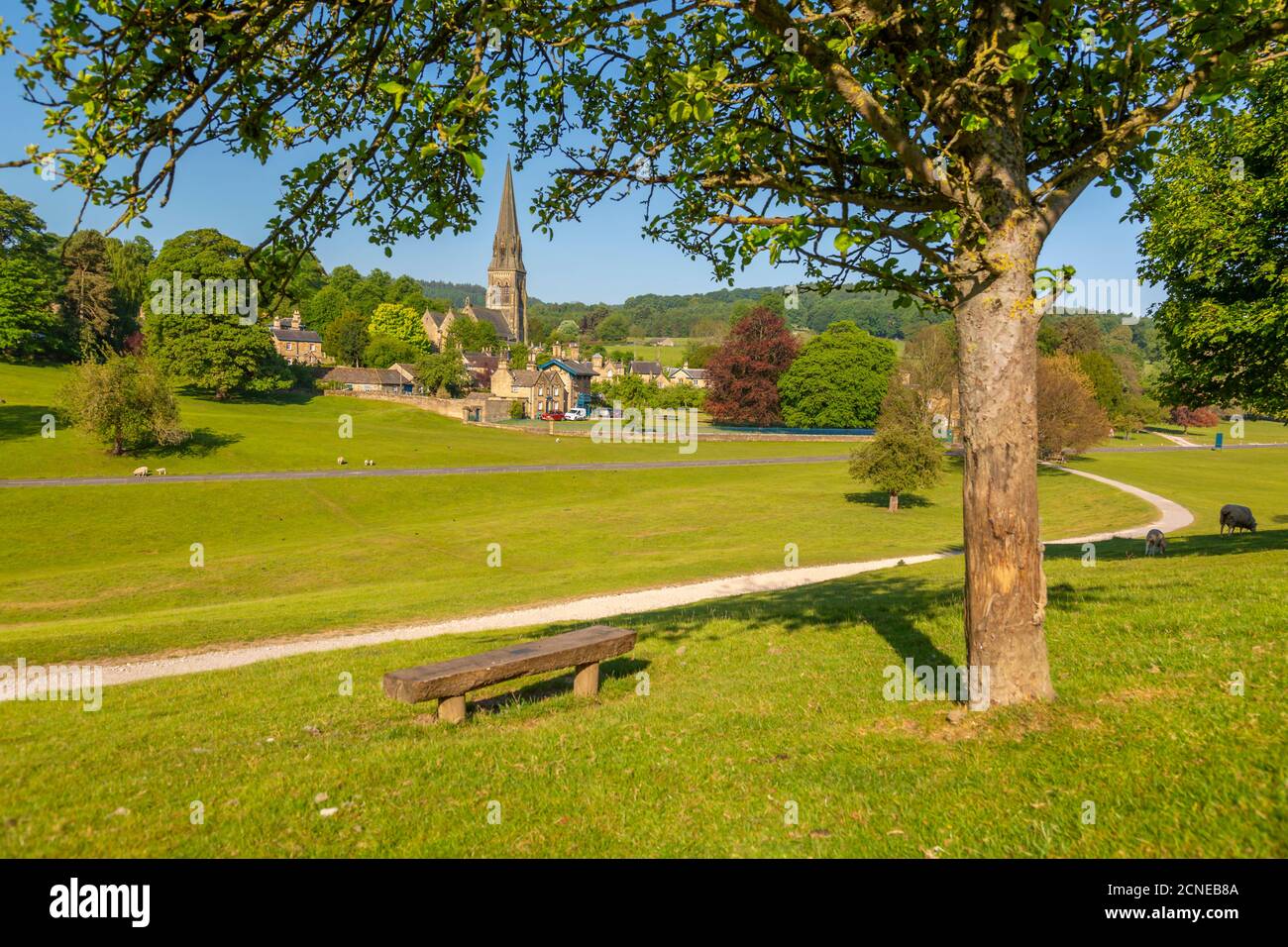 Blick auf Edensor Village in Chatsworth Park, Derbyshire Dales, Derbyshire, England, Großbritannien, Europa Stockfoto