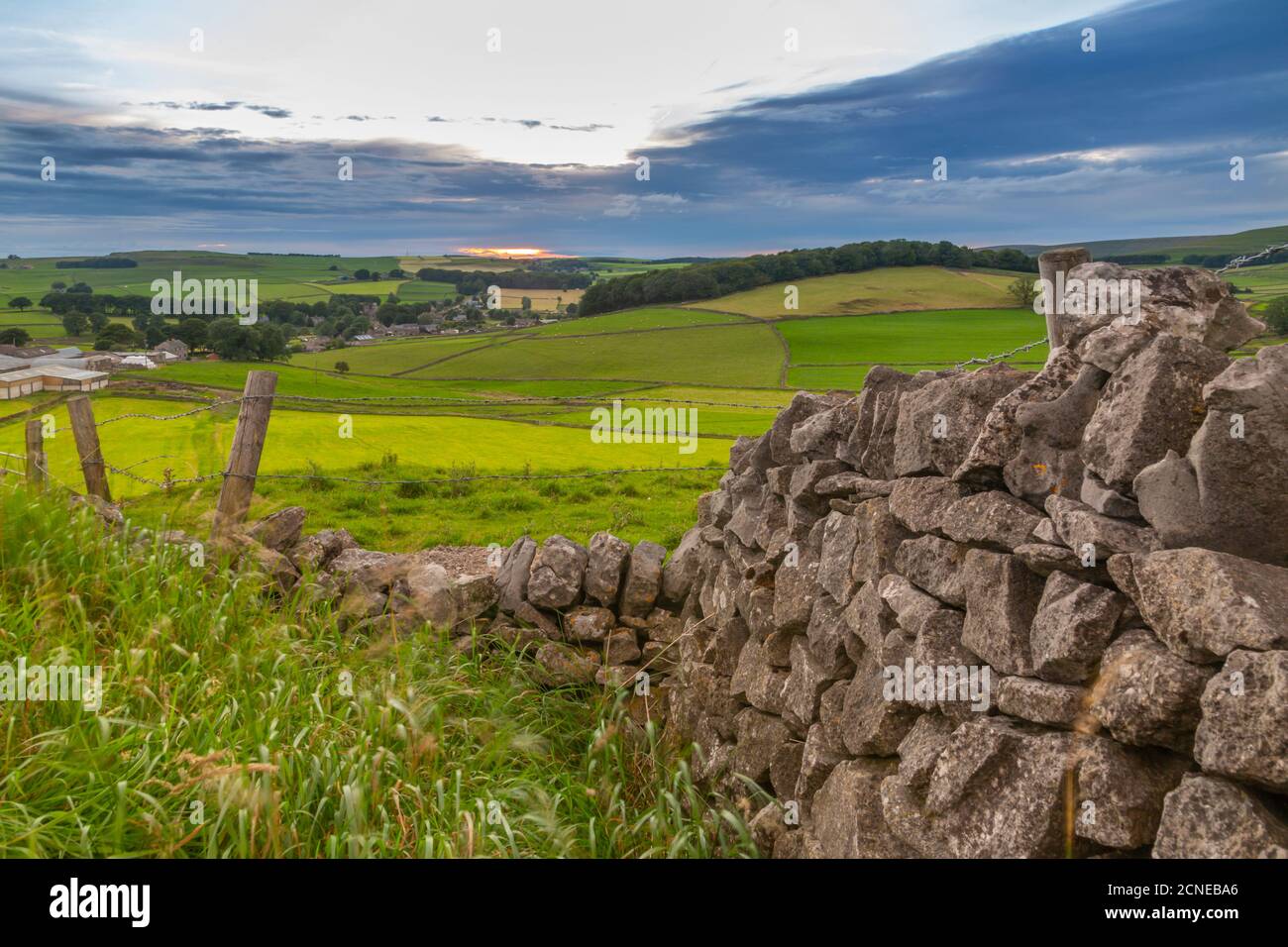 Blick auf Sonnenuntergang und Trockensteinmauer mit Blick auf Peak Forest, Peak District National Park, Derbyshire, England, Großbritannien, Europa Stockfoto