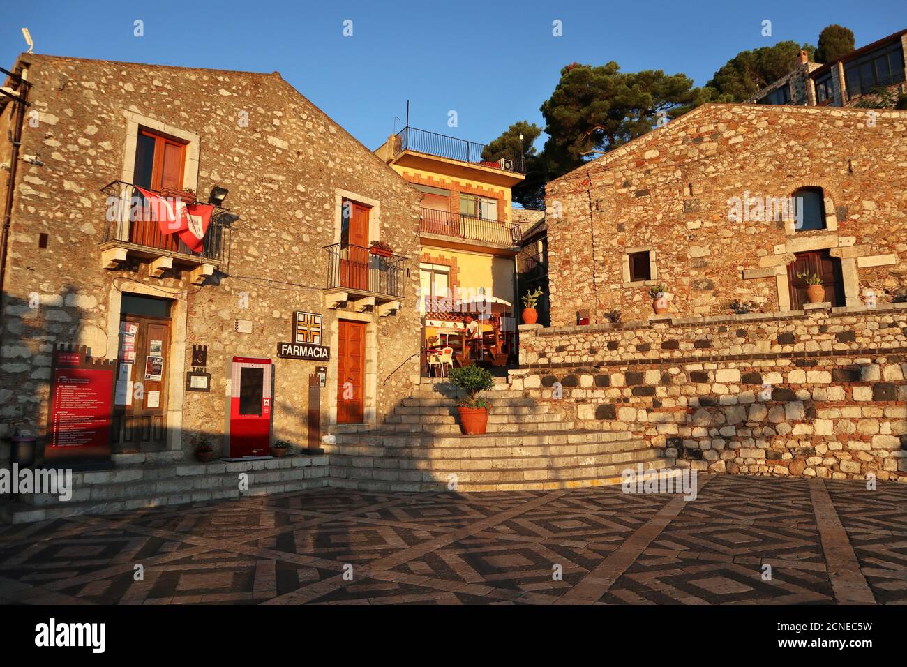 Castelmola - Scorcio di Piazza Sant'Antonio all'alba Stockfoto