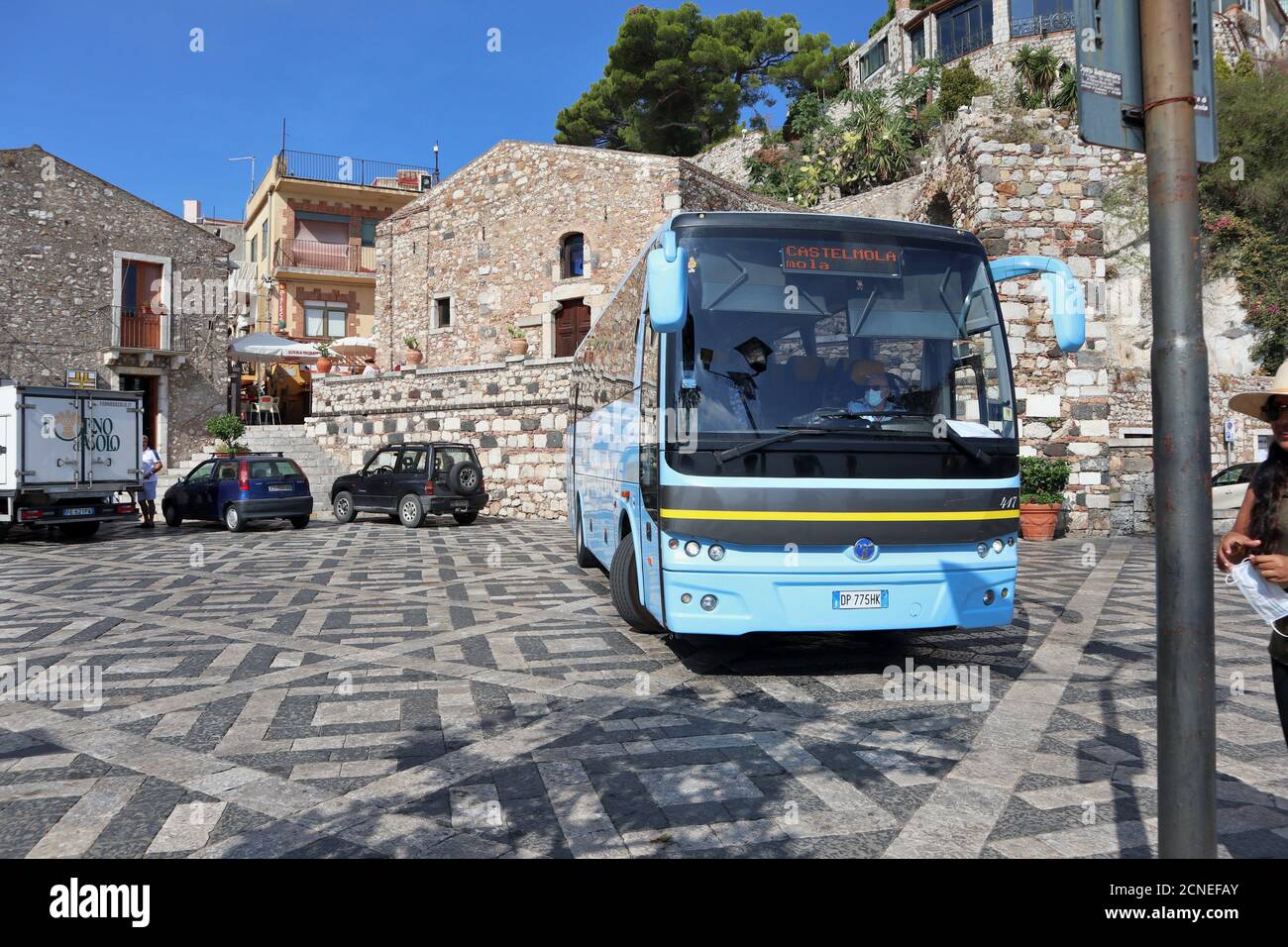 Castelmola - Autobus auf der Piazza Sant'Antonio Stockfoto
