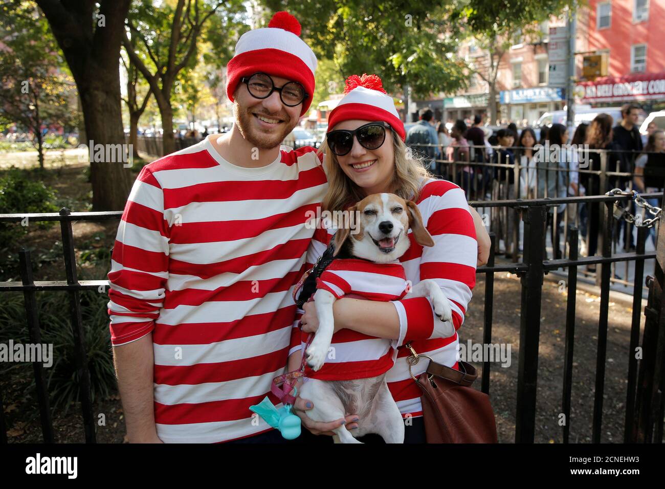 Ein Paar, das als die Figur aus "Where's Waldo" gekleidet ist, hält seinen  Hund während der jährlichen halloween Hundeparade im Tompkins Square Park  in New York, USA, 21. Oktober 2017. REUTERS/Lucas Jackson