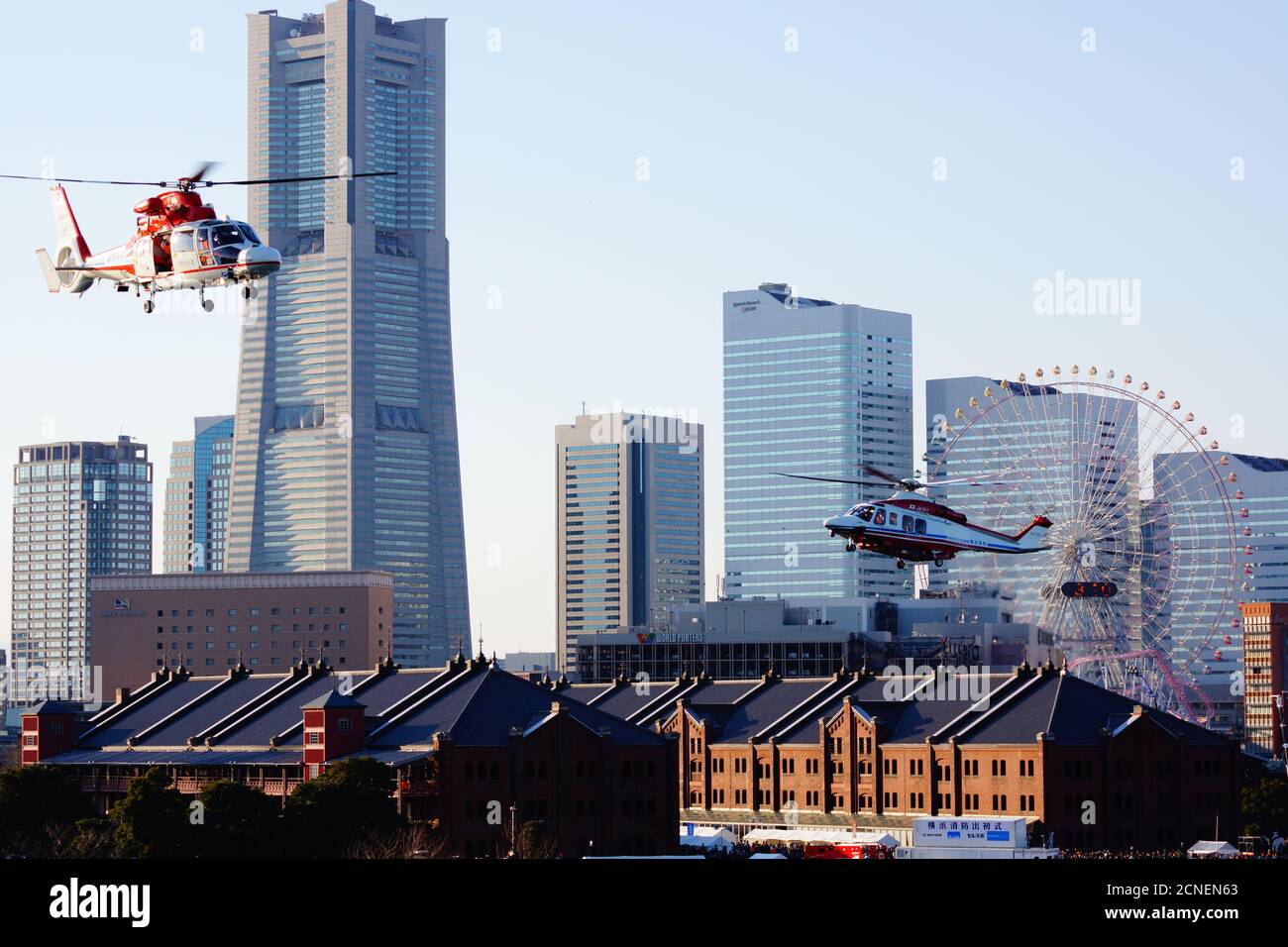 Feuerhubschrauber zum Minato Mirai fliegen Stockfoto