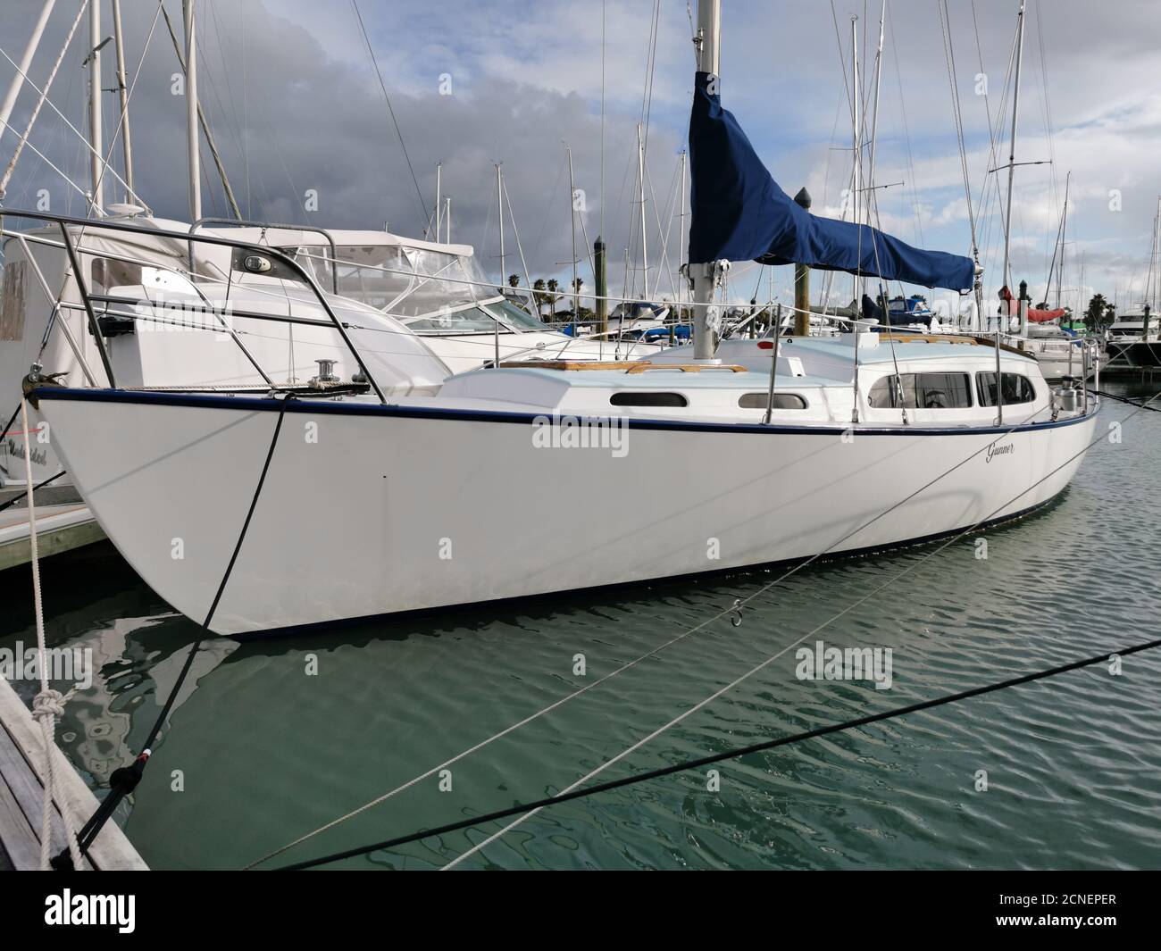 AUCKLAND, NEUSEELAND - 02. Sep 2020: Auckland / Neuseeland - 2. September 2020: Blick auf die Yacht, die am Pine Harbour Marine in Beachlands angedockt ist Stockfoto