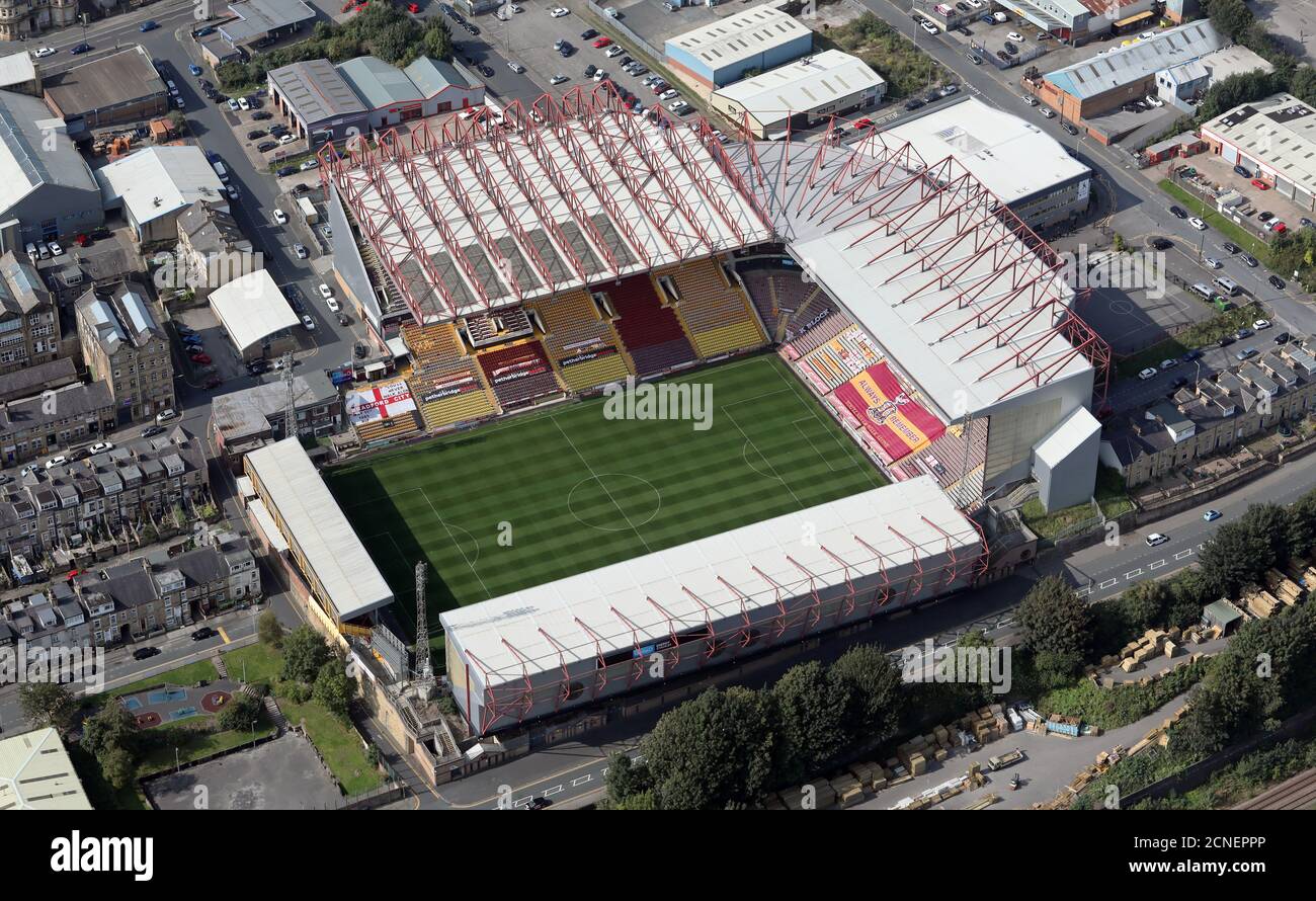 Luftaufnahme des utilita Energy Stadium, Heimstadion des Bradford City FC, auch bekannt als Valley Parade Stockfoto