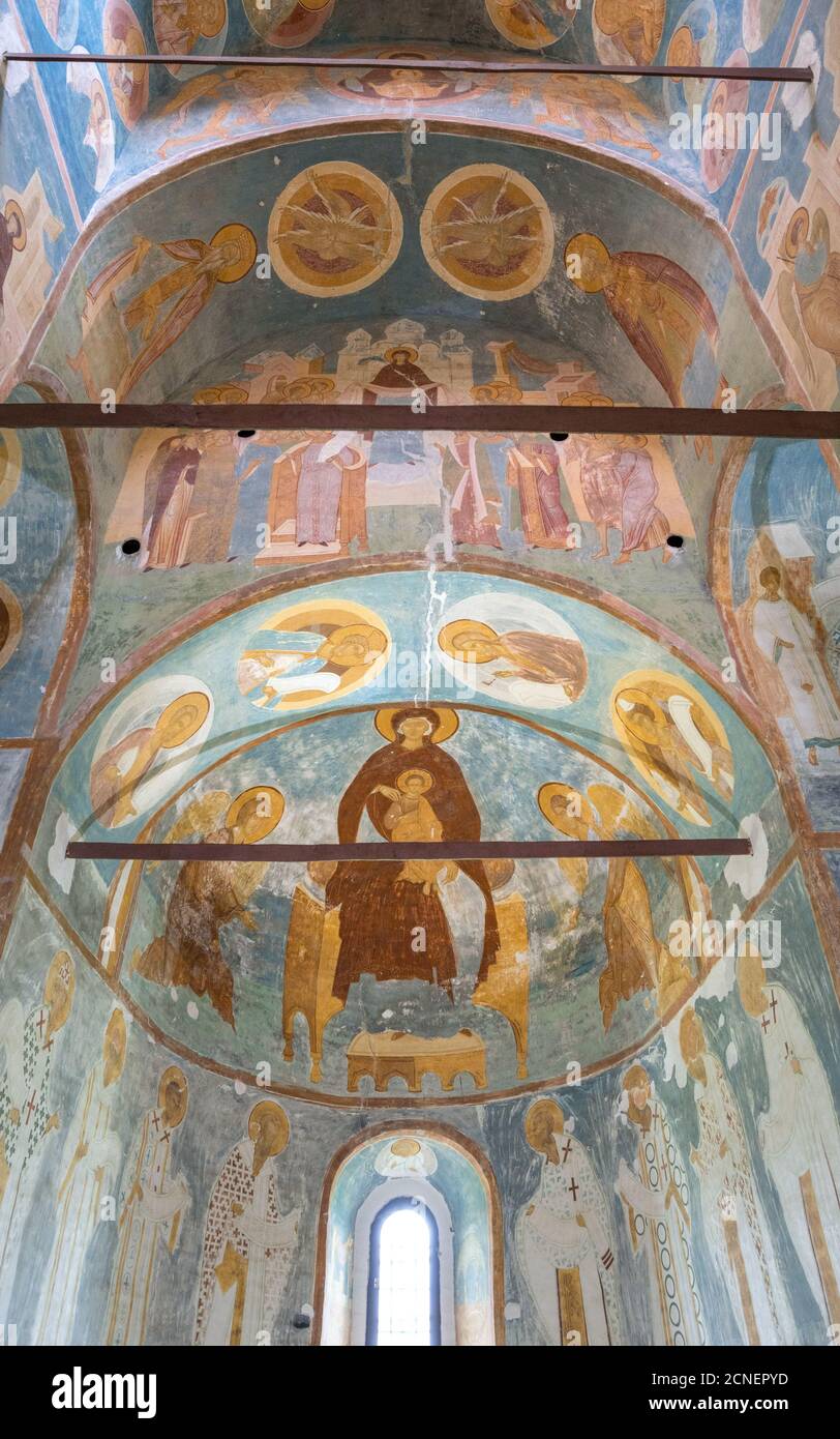 Mutter Gottes auf dem Thron mit den Erzengeln Michael und Gabriel. Fresken von Dionisius in der Geburtskirche der Jungfrau Maria im Kloster Ferapontov. Stockfoto