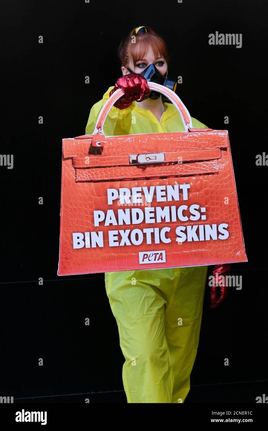 Strand, London, Großbritannien. September 2020. PETA inszeniert auf der London Fashion Week einen Protest gegen exotische Felle. Kredit: Matthew Chattle/Alamy Live Nachrichten Stockfoto