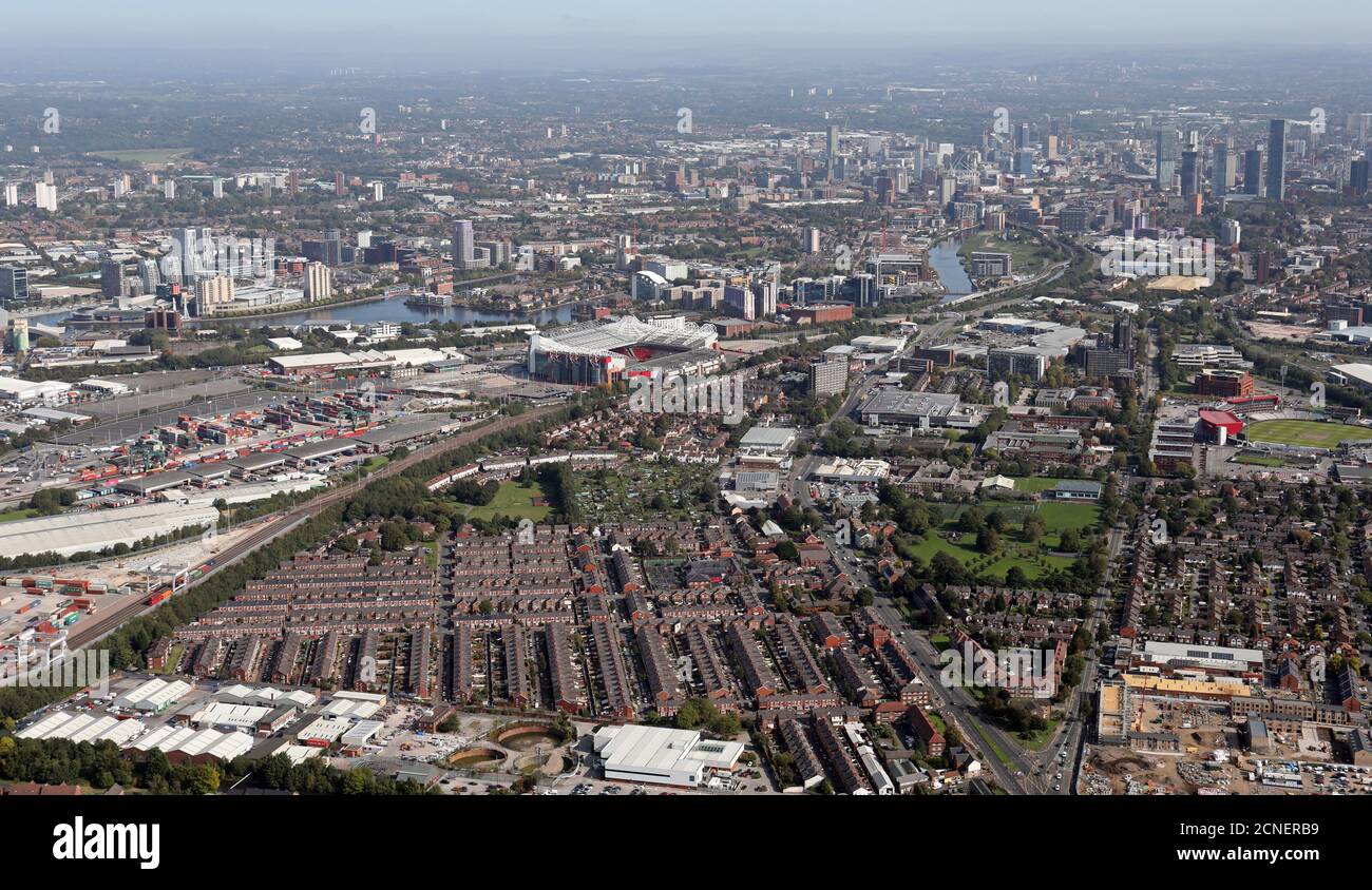Luftaufnahme der Old Trafford Gegend von oben Stretford am Longford Trading Estate, mit der Skyline von Manchester in der Ferne, Großbritannien Stockfoto