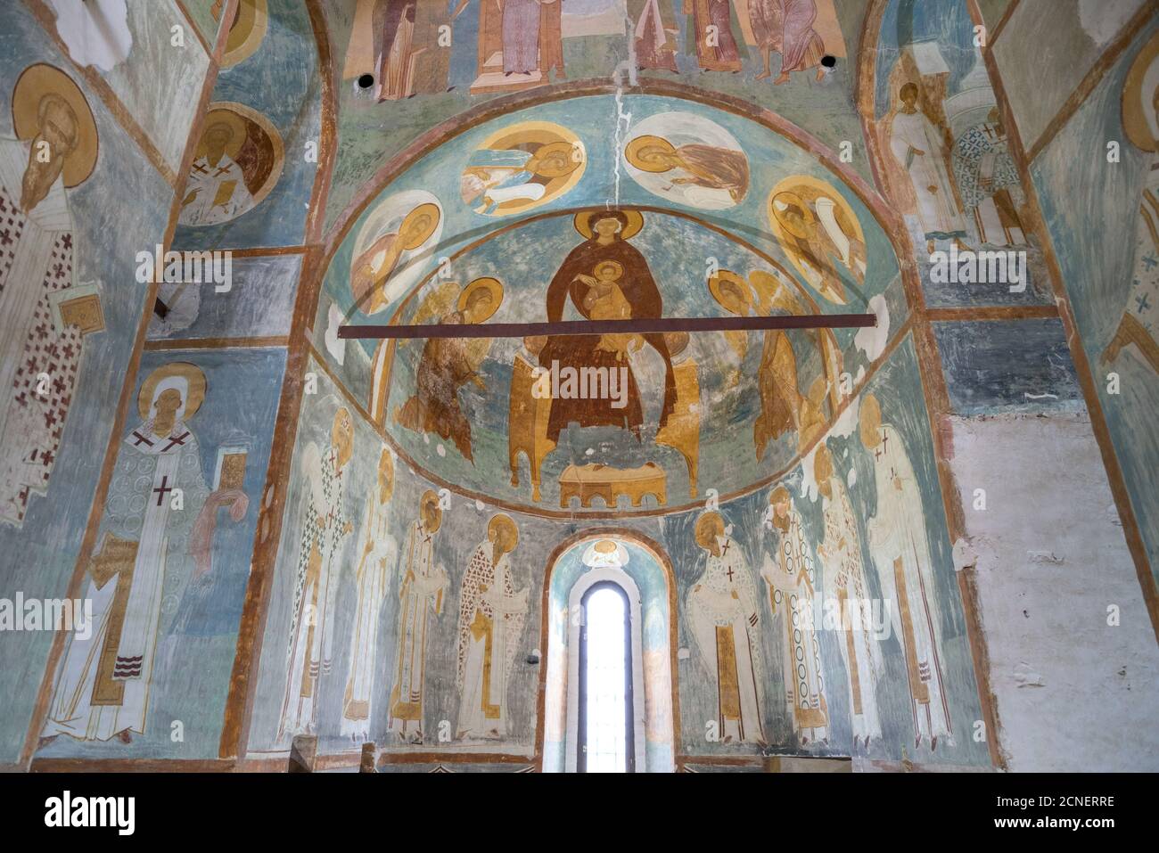 Mutter Gottes auf dem Thron mit den Erzengeln Michael und Gabriel. Fresken von Dionisius in der Geburtskirche der Jungfrau Maria im Kloster Ferapontov. Stockfoto