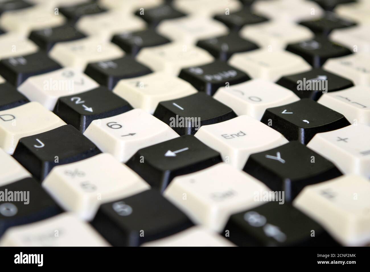 Ein Satz von Tasten von alten Computertastaturen angelegt Auf dem Tisch in einer gestaffelten Weise Stockfoto