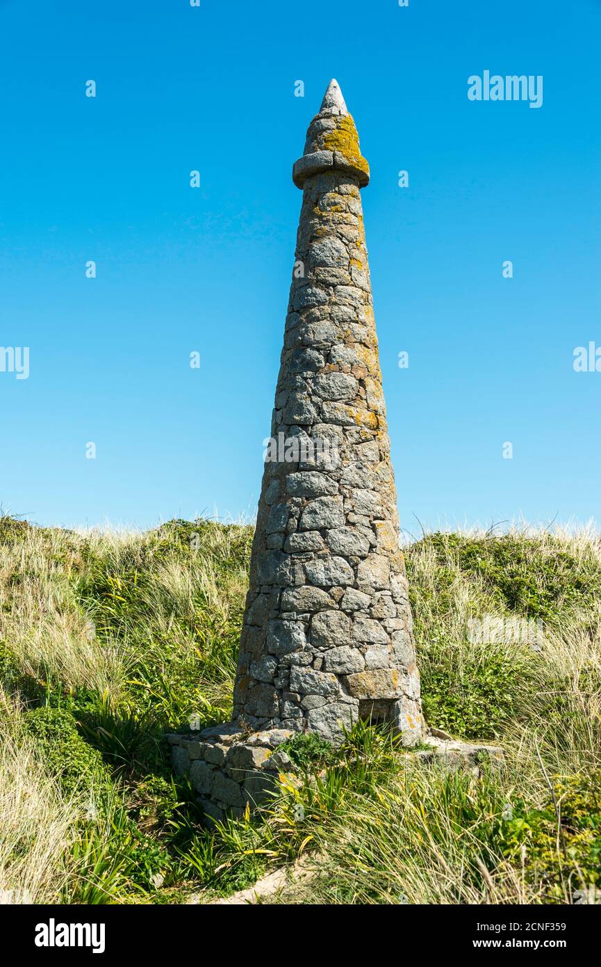 Der Obelisk, Pierre Aux Ratten, markiert den ehemaligen Standort eines neolithischen Grabes. Herm Island, Guernsey, Kanalinseln, Großbritannien. Stockfoto