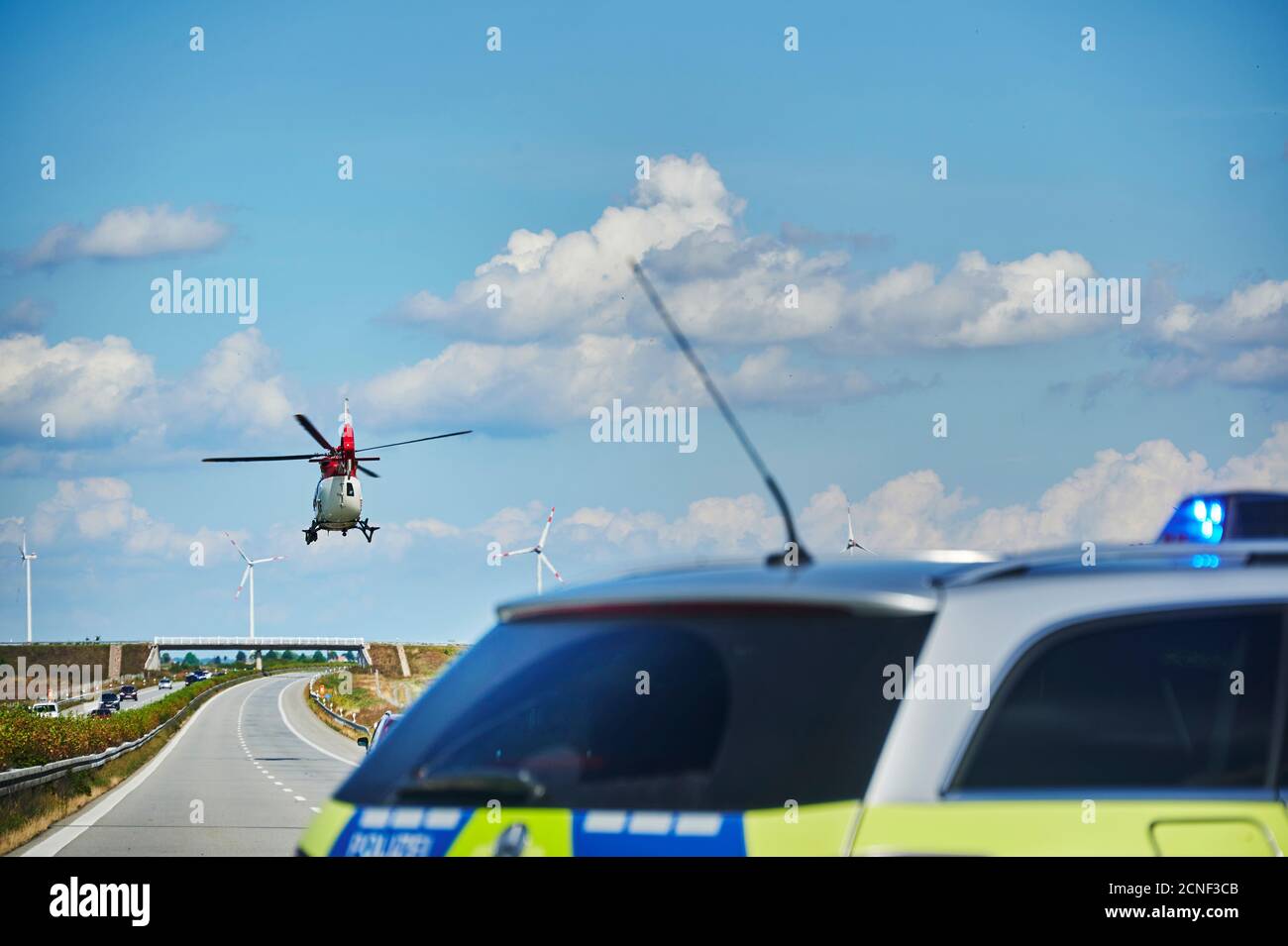 Autobahn 20, Deutschland - 30. August 2020: Polizeiauto und Hubschrauber während einer Rettungsaktion auf einer Autobahn in Deutschland. Stockfoto