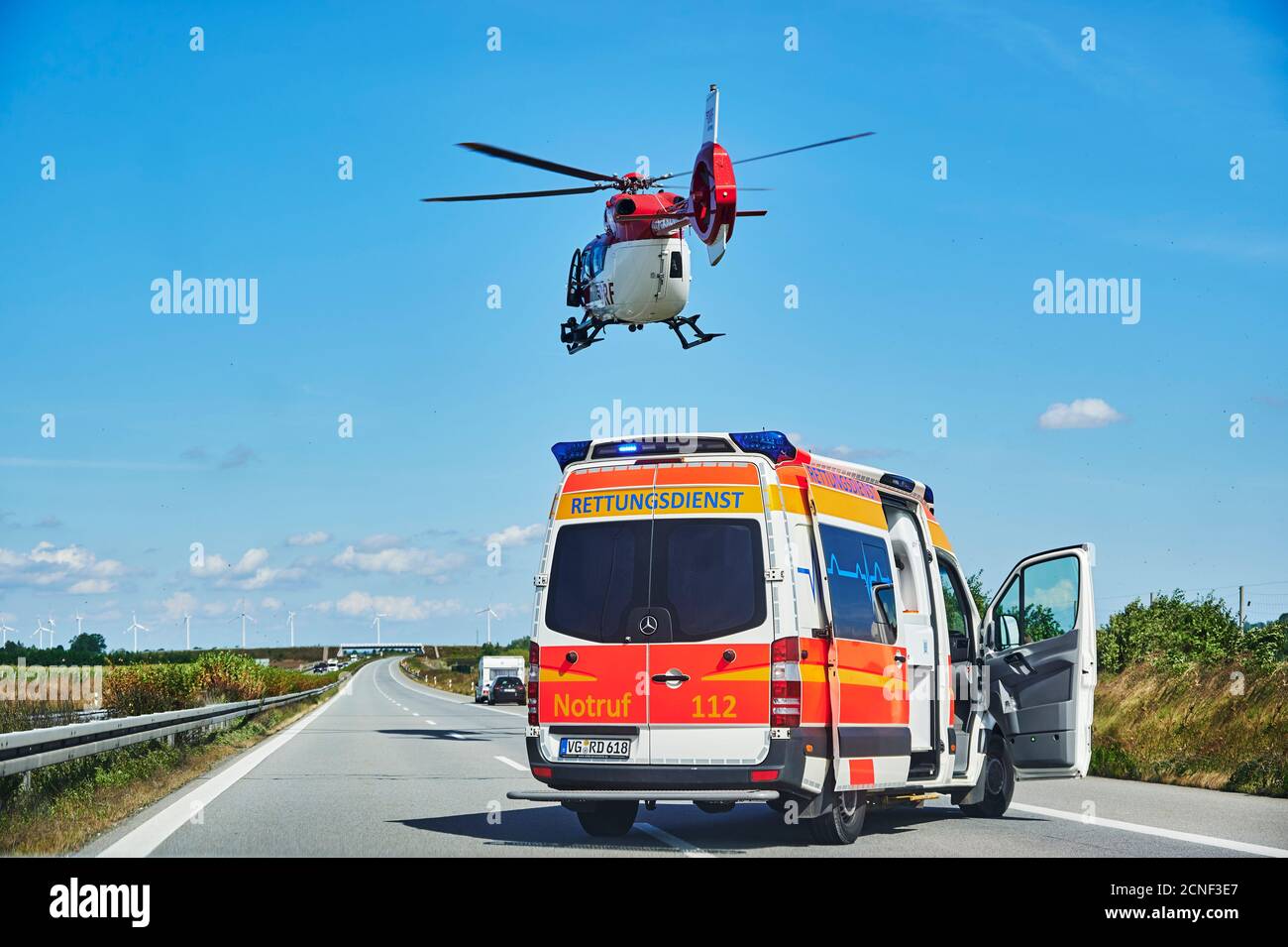 Autobahn 20, Deutschland - 30. August 2020: Rettungswagen und Hubschrauber während einer Rettungsaktion auf einer Autobahn in Deutschland. Stockfoto