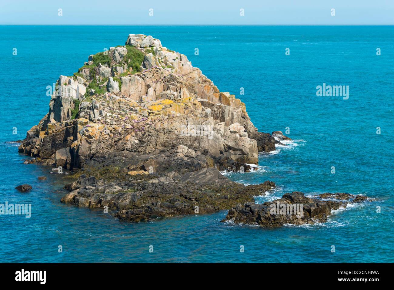 Caquorobert ist eine kleine unbewohnte Insel vor der Ostküste von Herm Island, Guernsey, Channel Islands, UK. Stockfoto