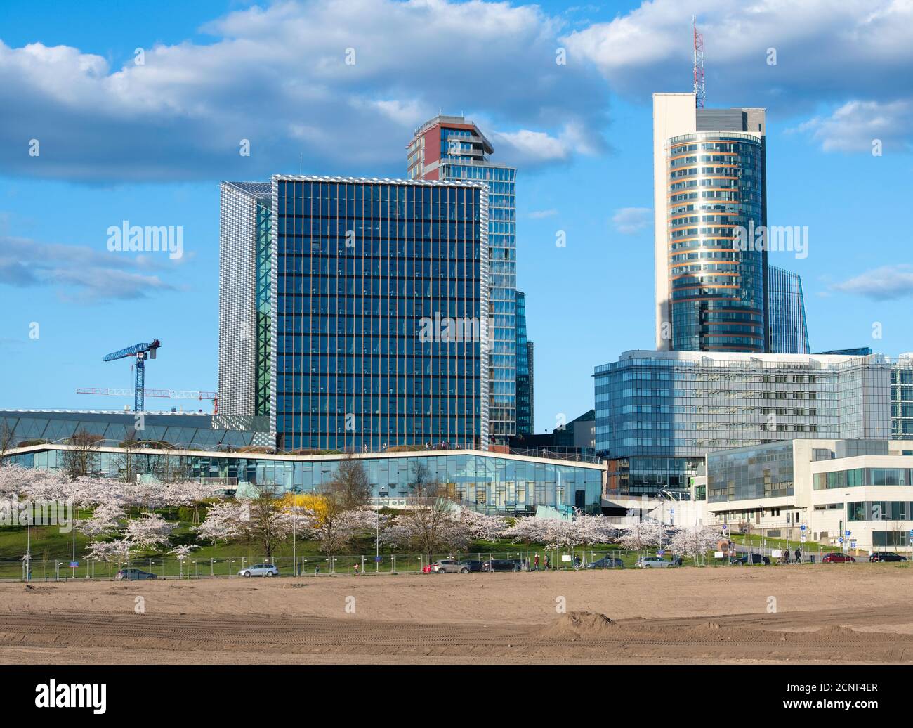 Vilnius, Litauen - 5 apr,2020: Panoramablick auf Vilnius Stadt-und Büroviertel. Frühling in Vilnius.Vilnius Moderne Bürogebäude in der r Stockfoto