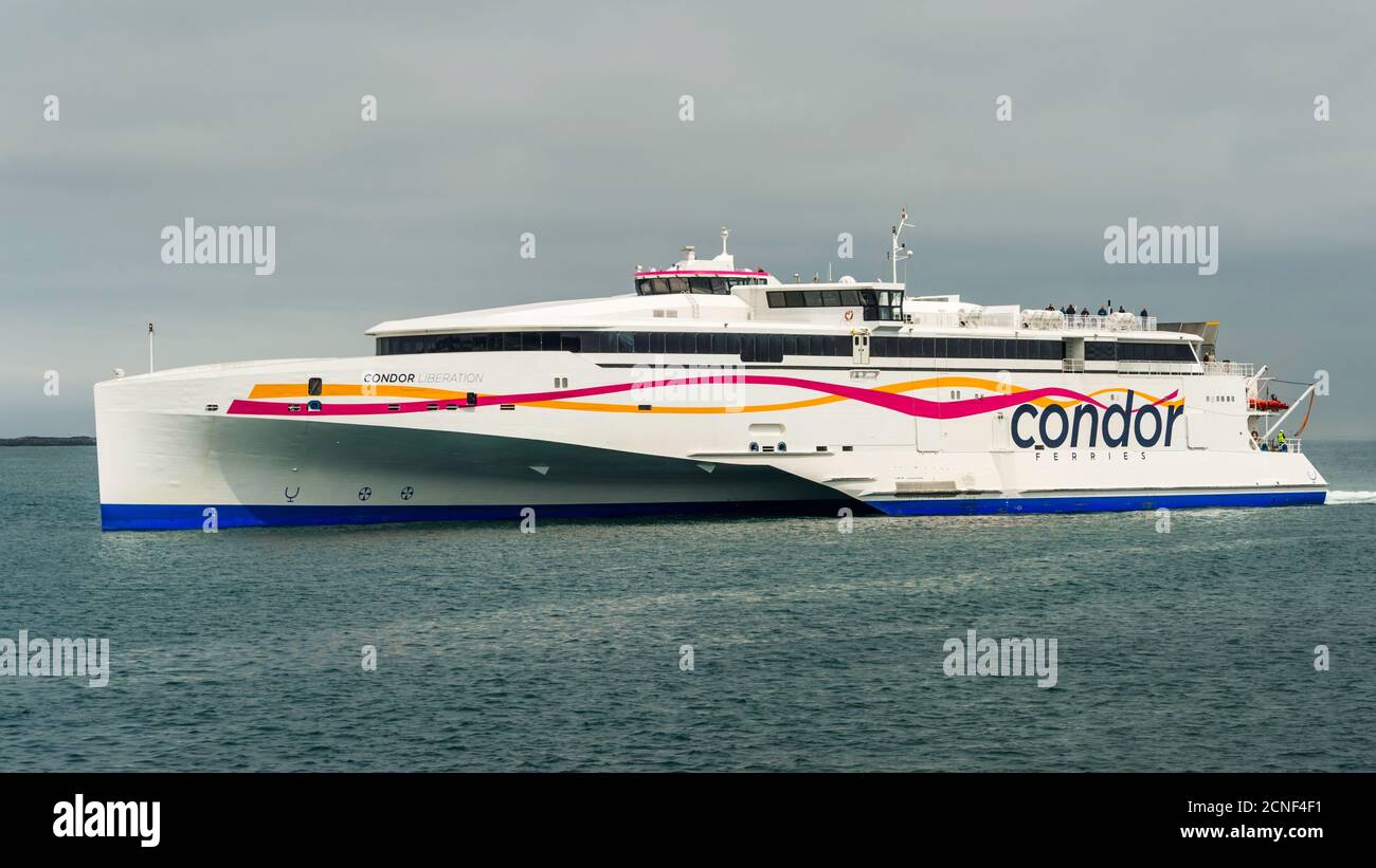 Das Trimaran-Schiff von Condor Ferries, HSC Condor Liberation, betritt den Hafen von Saint Peter Port, Bailiwick of Guernsey, Großbritannien. Stockfoto