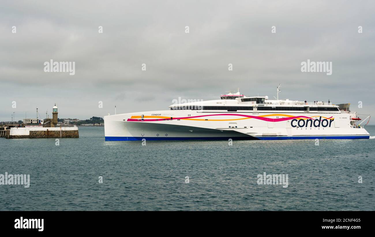 Das Trimaran-Schiff von Condor Ferries, HSC Condor Liberation, betritt den Hafen von Saint Peter Port, Bailiwick of Guernsey, Großbritannien. Stockfoto
