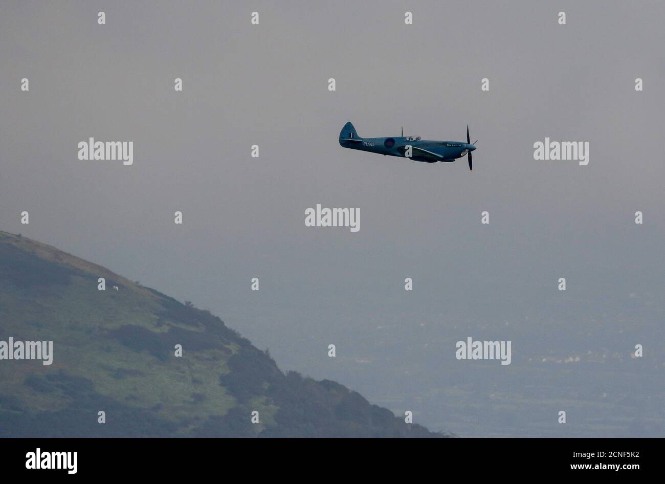 Belfast, Nordirland, Großbritannien. September 2020, 18. Eine Spitfire flog in den Himmel und flog heute über nordirische Krankenhäuser als Teil einer zweiwöchigen Hommage an den NHS durch Großbritannien. Mit „THANK U NHS“ auf ihrem Unterwagen reiste die Spitfire am zweiten Tag ihres Besuchs durch eine Reihe von Krankenhäusern in Nordirland, bevor sie weiter nach Wales ging. Kredit: David Hunter/Alamy Live Nachrichten. Stockfoto