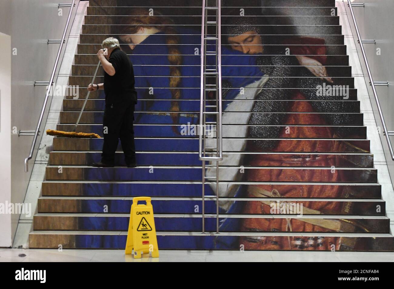 Ein Reiniger wischt die Treppe der National Gallery of Ireland in Dublin, Irland, 7. Dezember 2017. REUTERS/Clodagh Kilcoyne Stockfoto