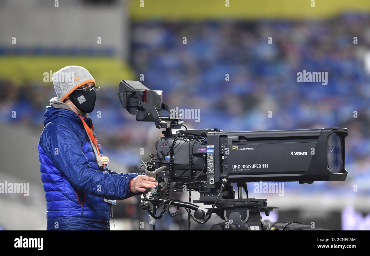 Live-Kameramann beim Spiel EFL Carabao Cup 2. Runde zwischen Brighton und Hove Albion und Portsmouth hinter verschlossenen Türen im Amex Stadium in Brighton, 17. September 2020. Nur für redaktionelle Zwecke. Keine Verkaufsförderung. Für Football-Bilder gelten Einschränkungen für FA und Premier League. Keine Nutzung des Internets/Handys ohne FAPL-Lizenz - für Details wenden Sie sich an Football Dataco Stockfoto