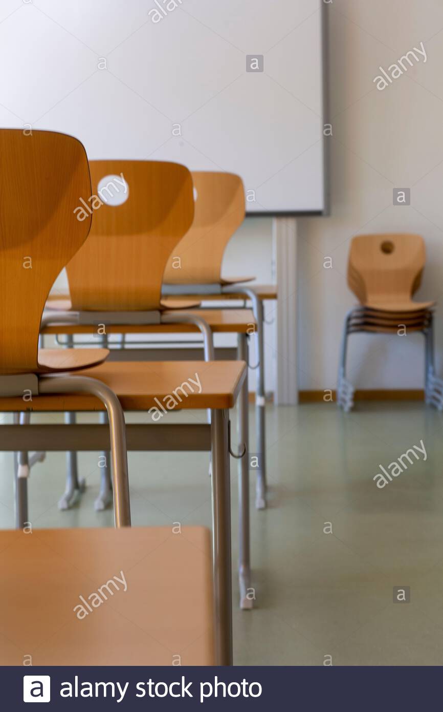 Schreibtische in einem bayerischen Klassenzimmer so viele Schüler im Staat selbst zu isolieren. Stockfoto